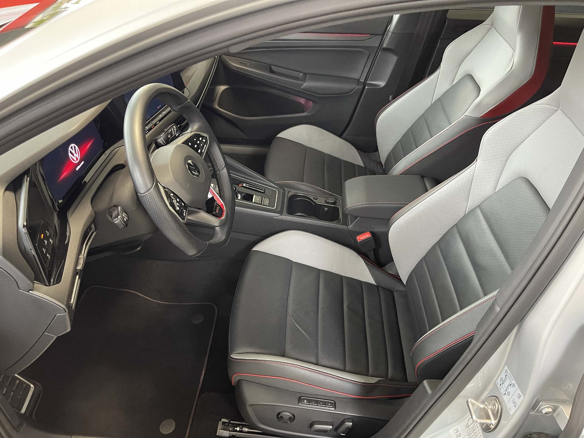VW Golf VIII 2.0 TSI GTI DSG-image-6