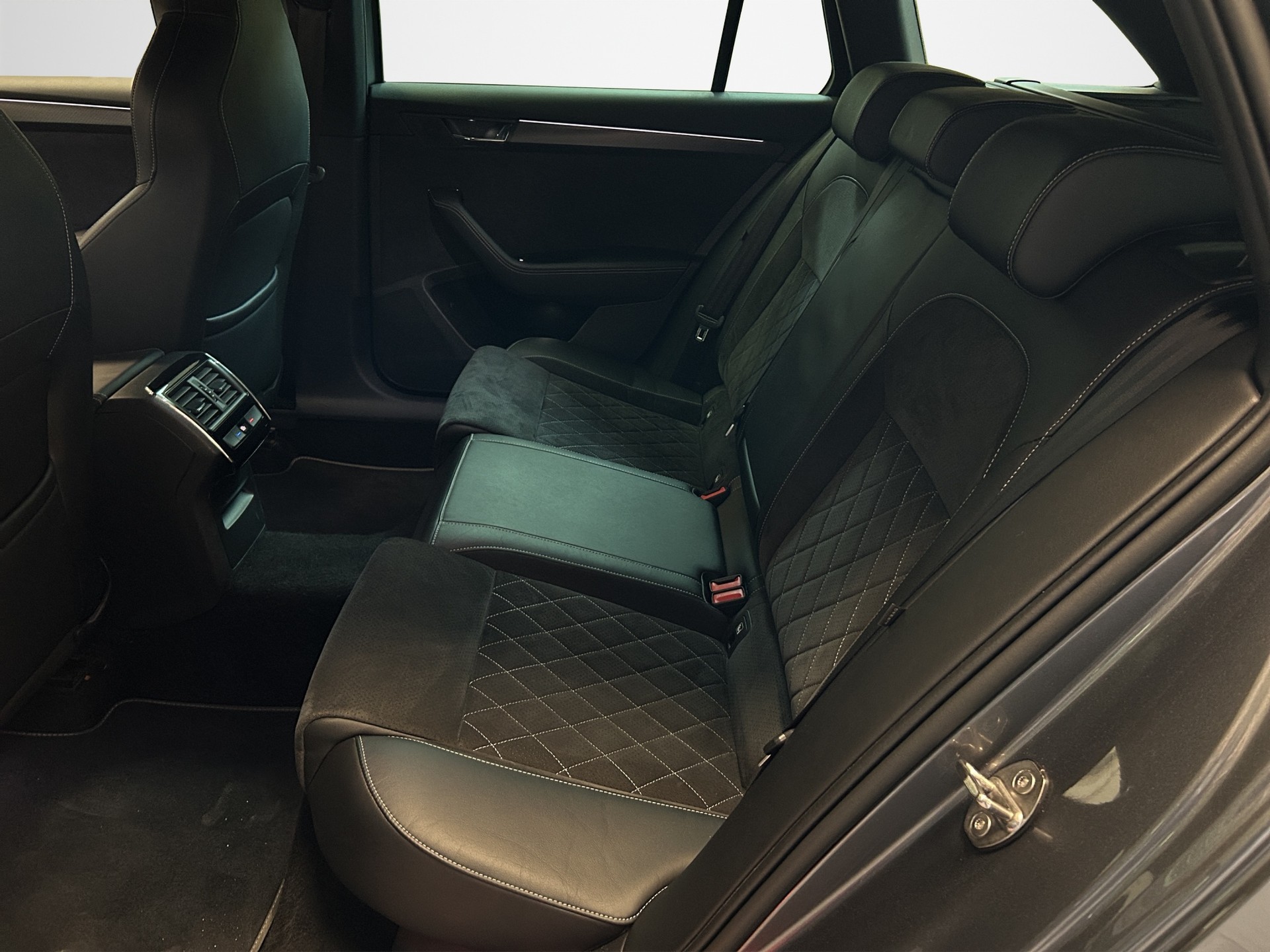 SKODA Superb Combi 2.0 TDi SportLine Light 4x4 DSG-image-14