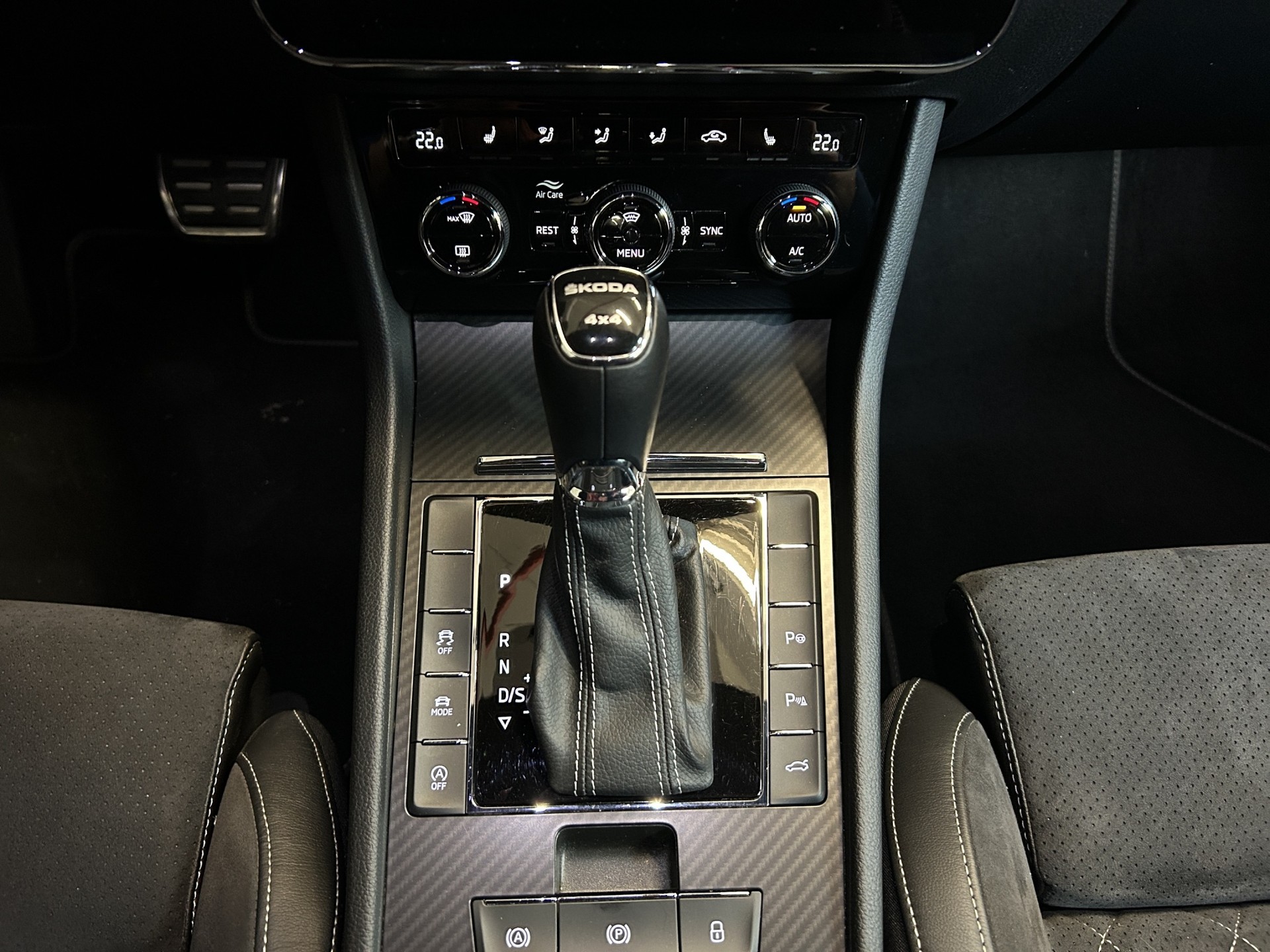 SKODA Superb Combi 2.0 TDi SportLine Light 4x4 DSG-image-20