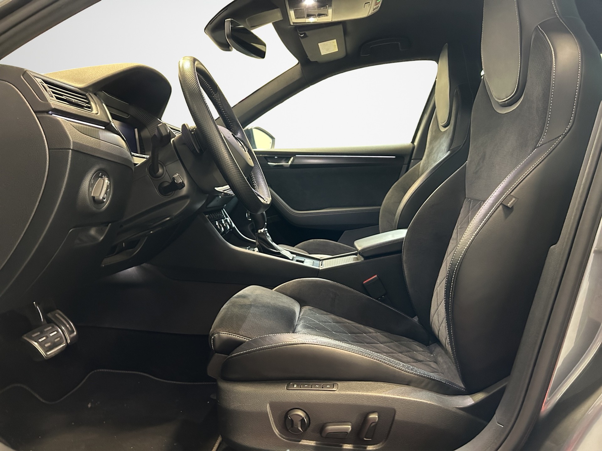 SKODA Superb Combi 2.0 TDi SportLine Light 4x4 DSG-image-9