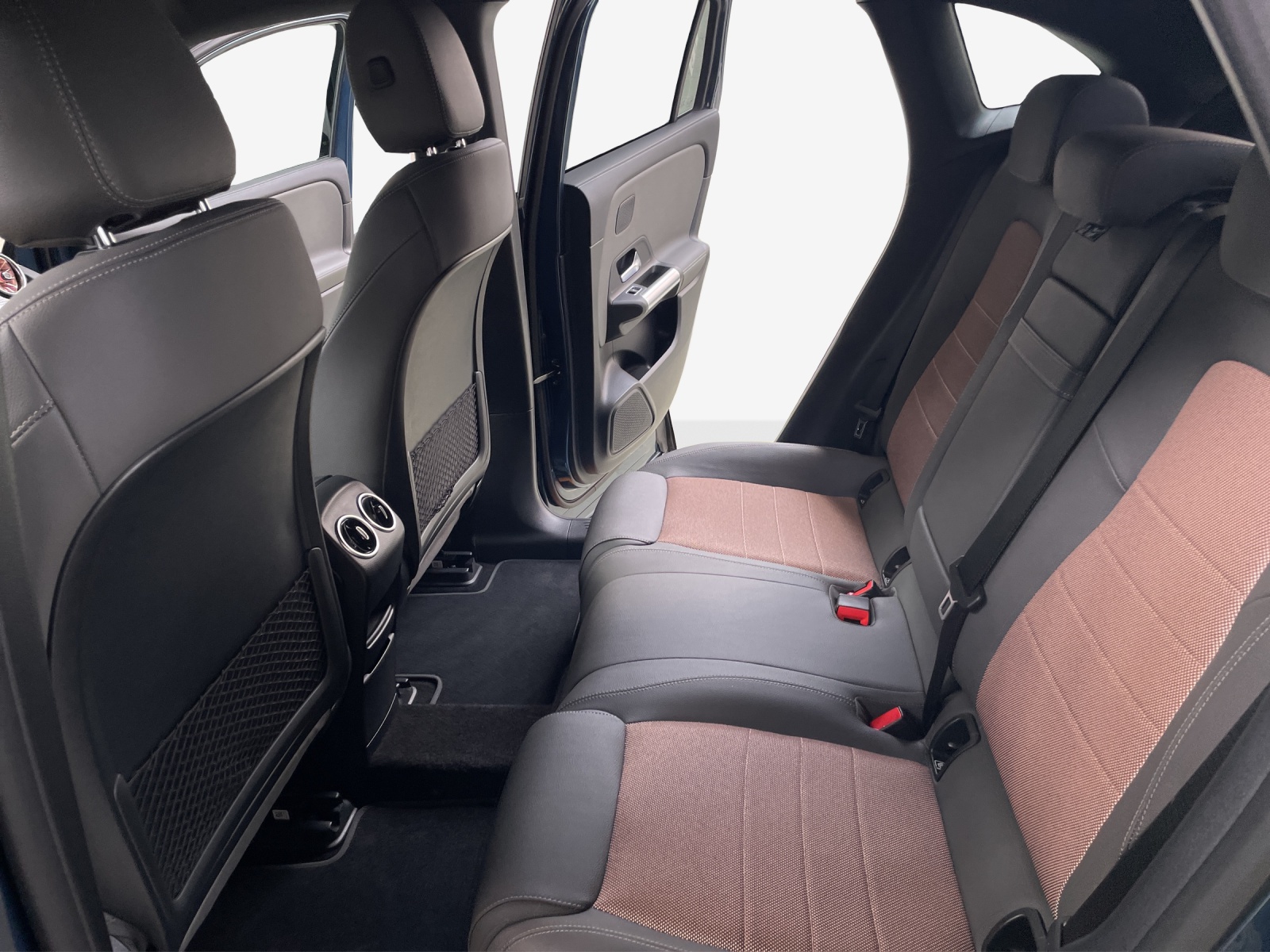 MERCEDES-BENZ EQA 300 4Matic-image-12