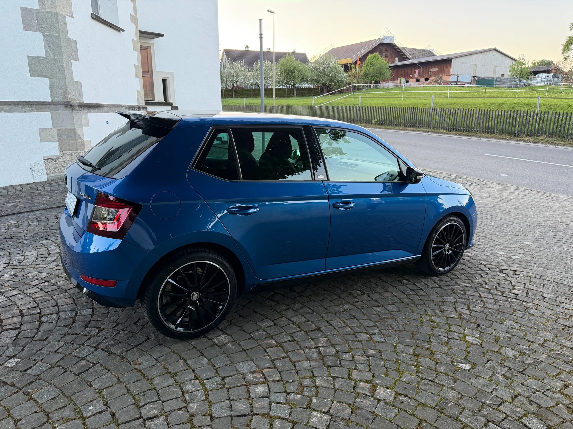 SKODA Fabia 1.0 TSI Monte Carlo / Ab MFK / Service gepflegt / 36 Monate Garantie exkl. / Sportsitze / Panorama / LED / DAB / ACC-image-3