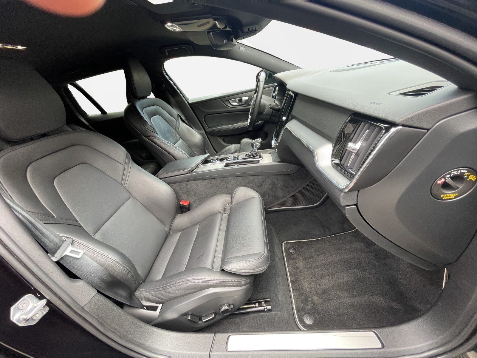 VOLVO V60 2.0 D4 R-Design AWD-image-17