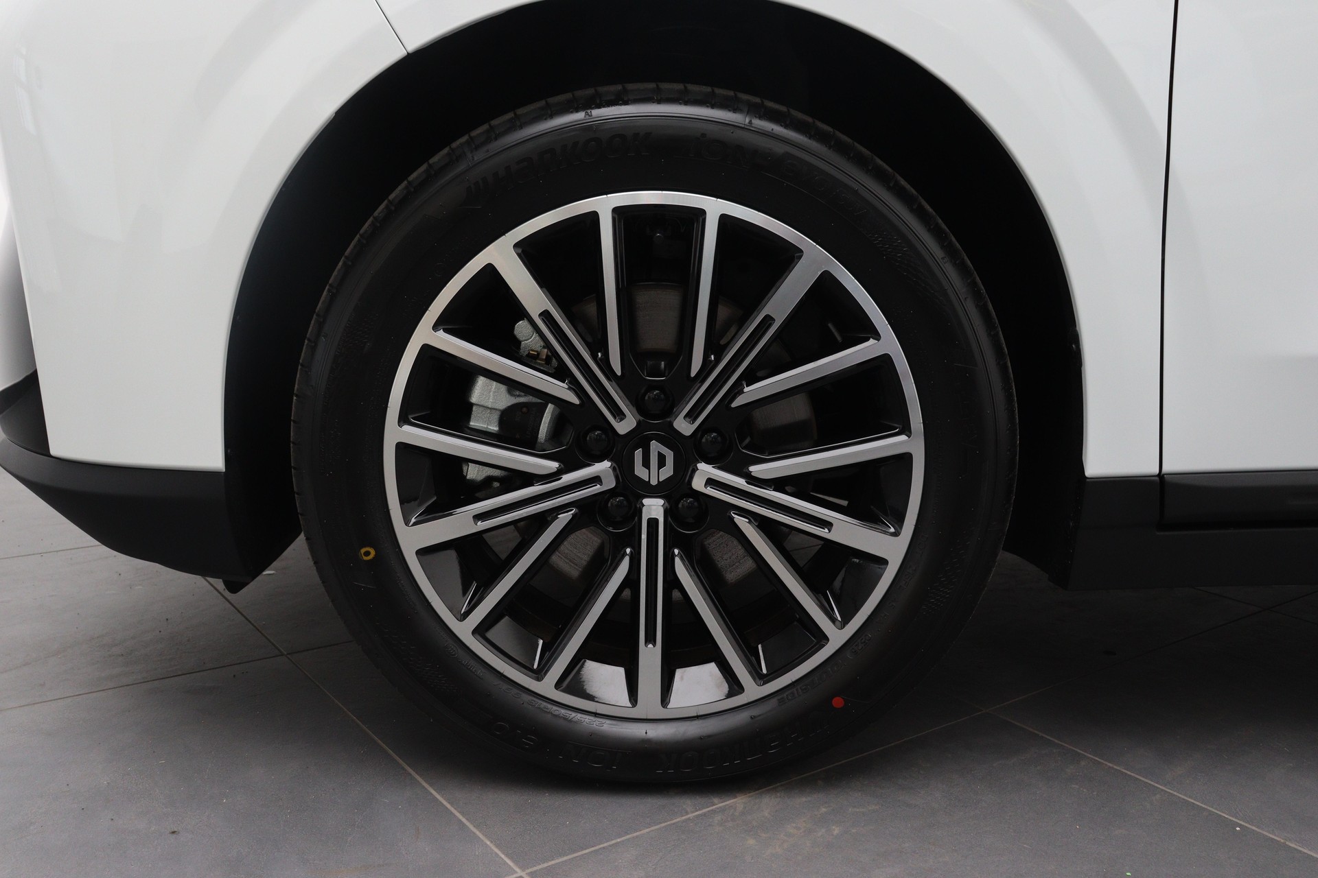 LEAPMOTOR B10 1.5 Hybrid EV mit Anhängerkupplung-image-5