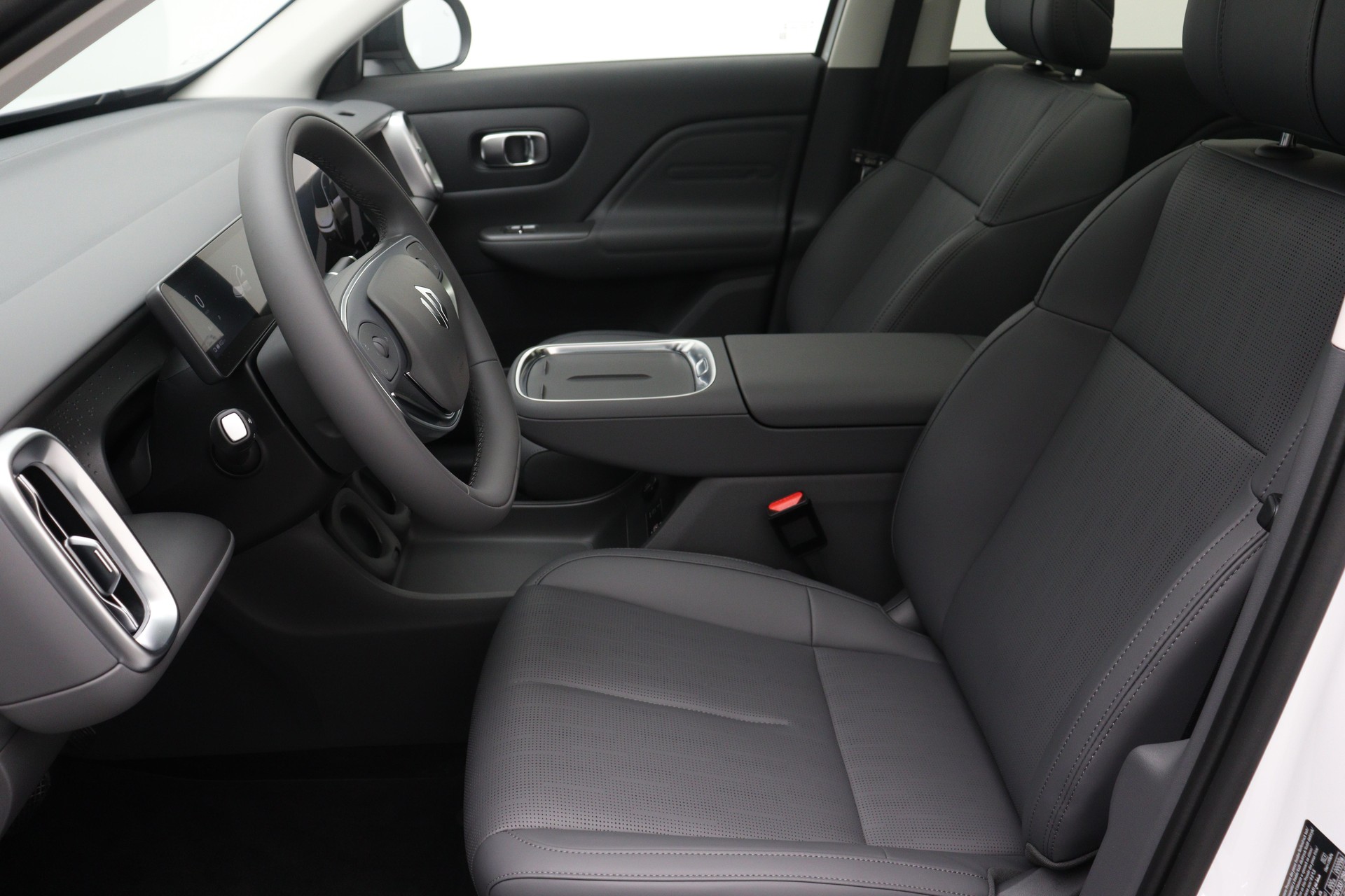 LEAPMOTOR B10 1.5 Hybrid EV mit Anhängerkupplung-image-6