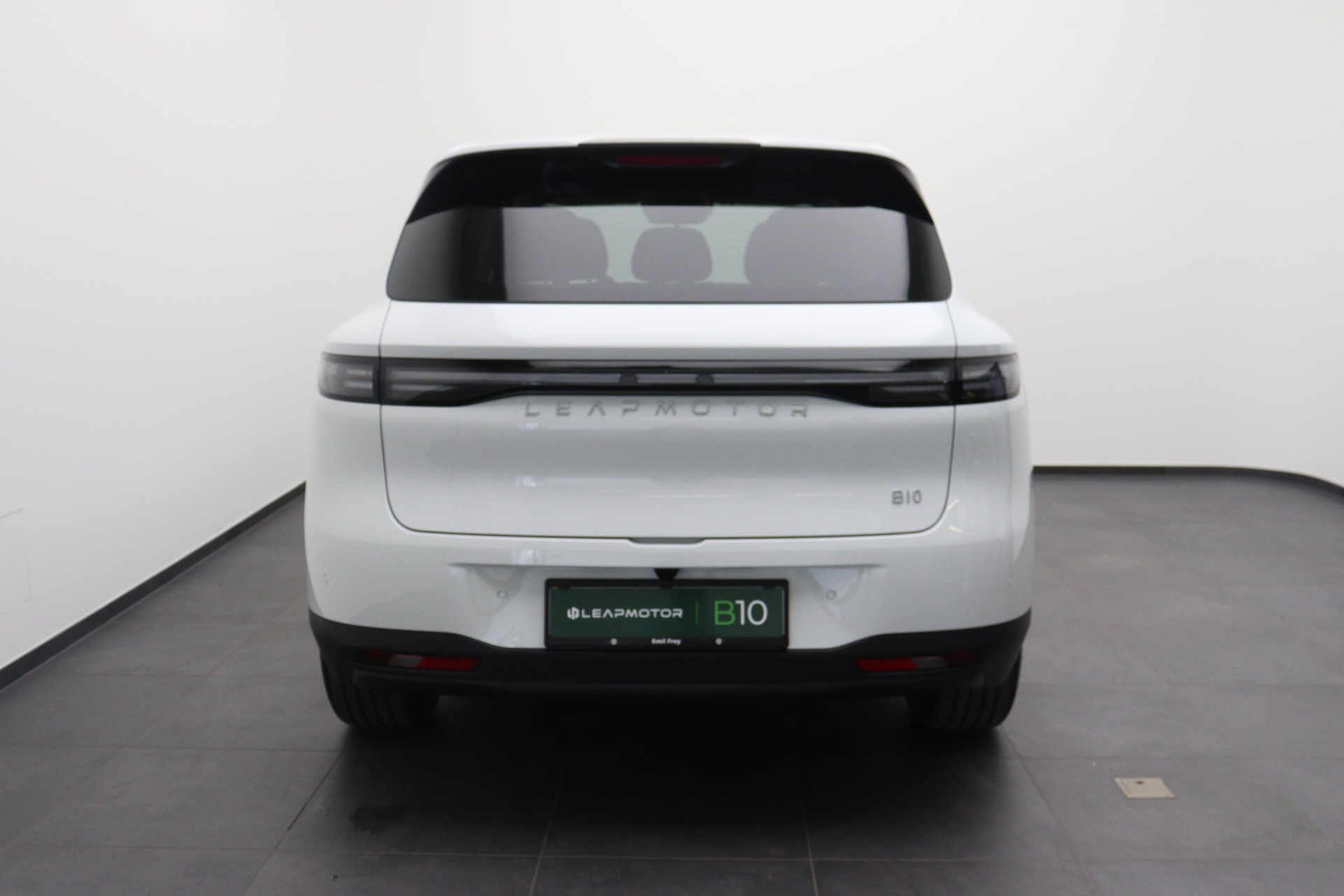 LEAPMOTOR B10 1.5 Hybrid EV mit Anhängerkupplung-image-4