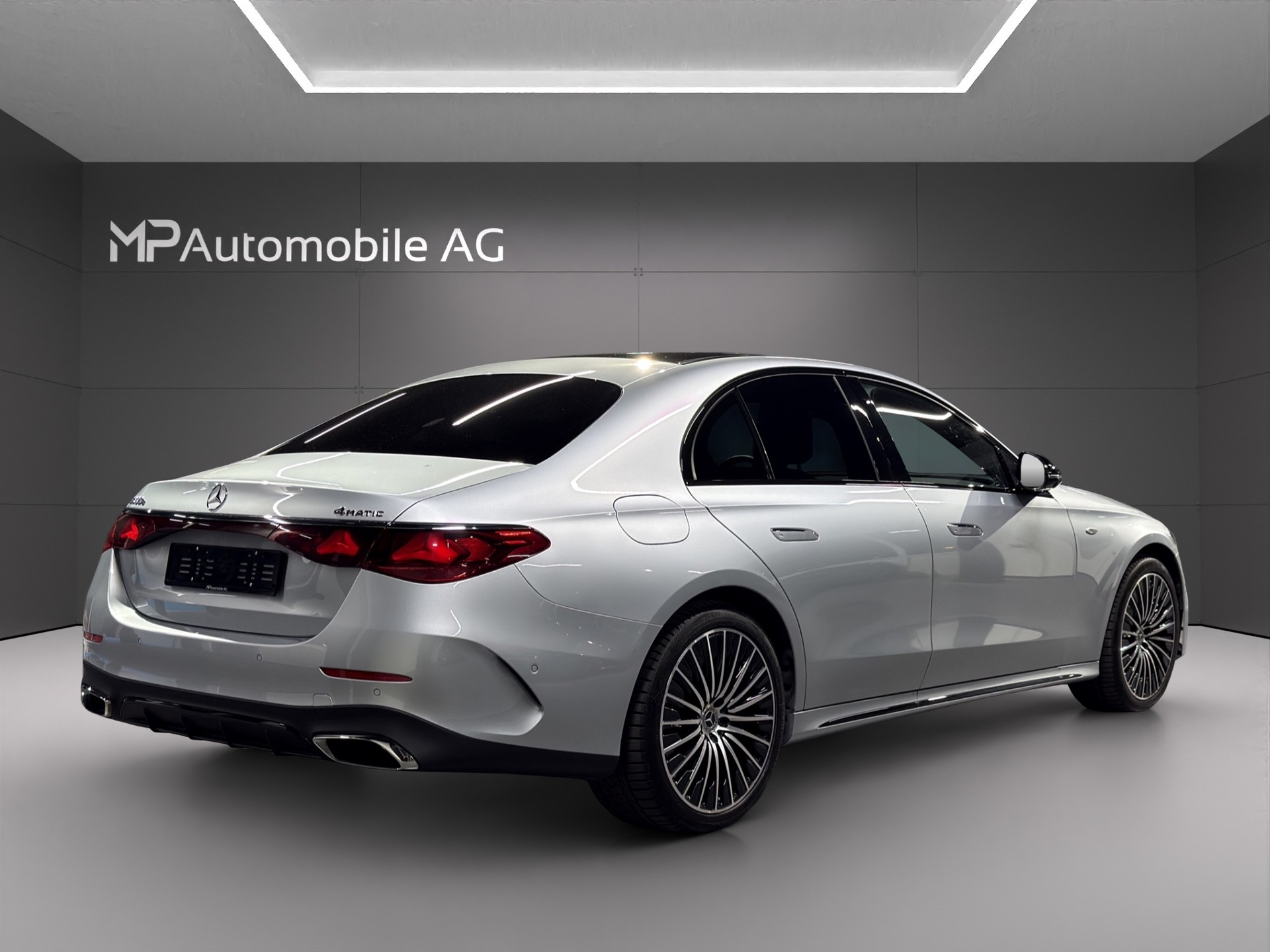 MERCEDES-BENZ E 300 e 4Matic 9G-Tronic-showroom-element-3