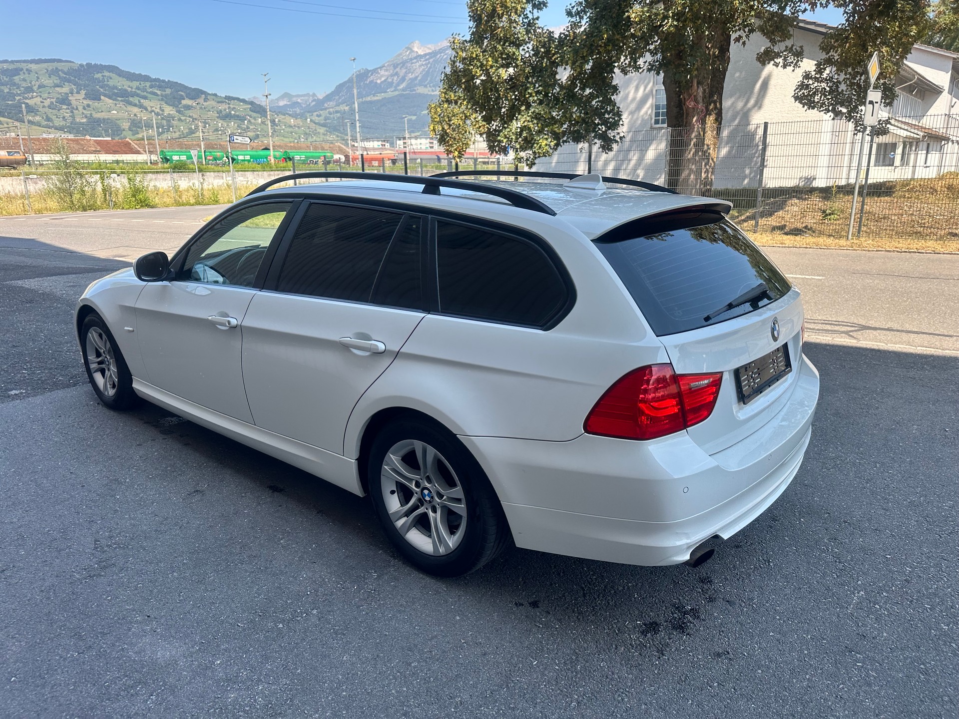 BMW 318i Touring-image-4