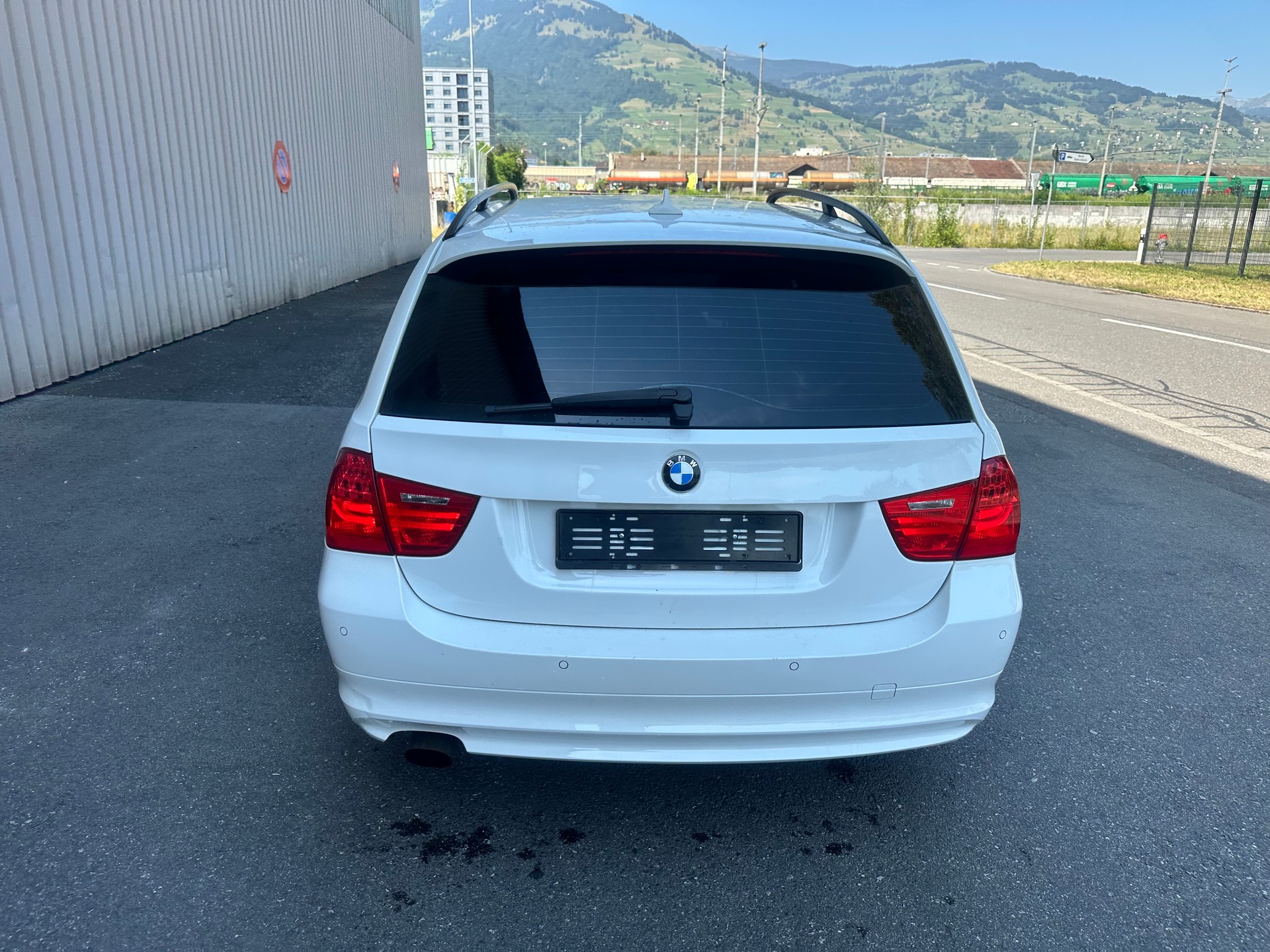 BMW 318i Touring-image-5