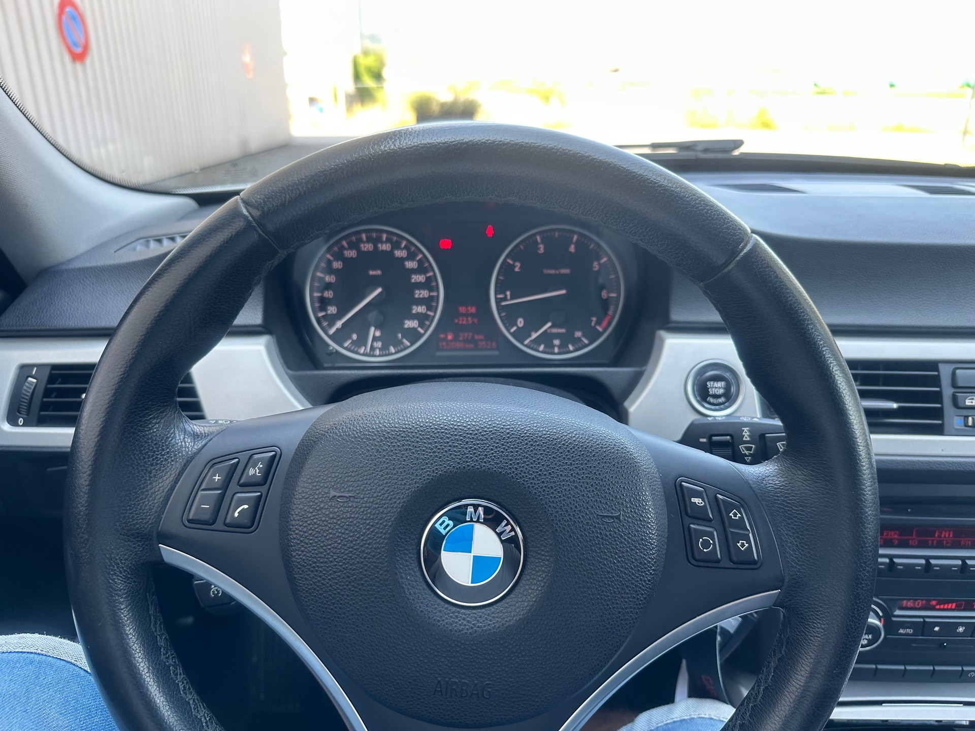 BMW 318i Touring-image-9
