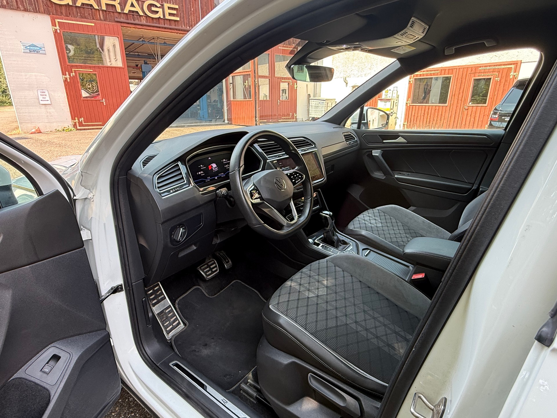 VW Tiguan 2.0 TDI SCR R-Line 4Motion DSG-image-9