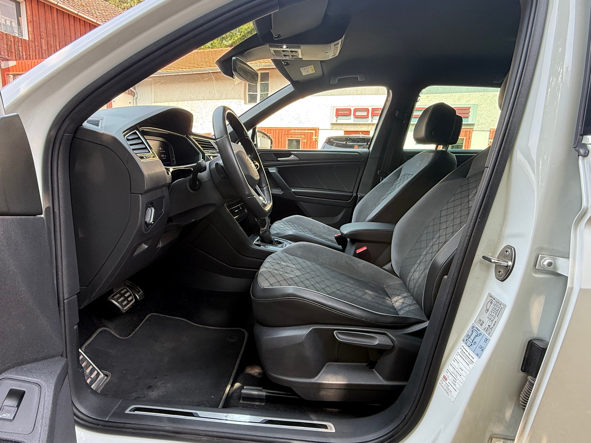 VW Tiguan 2.0 TDI SCR R-Line 4Motion DSG-image-10