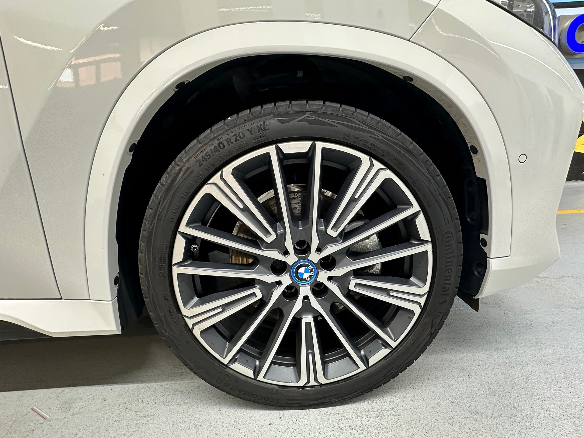 BMW iX1 xDrive 30 M Sport-image-6