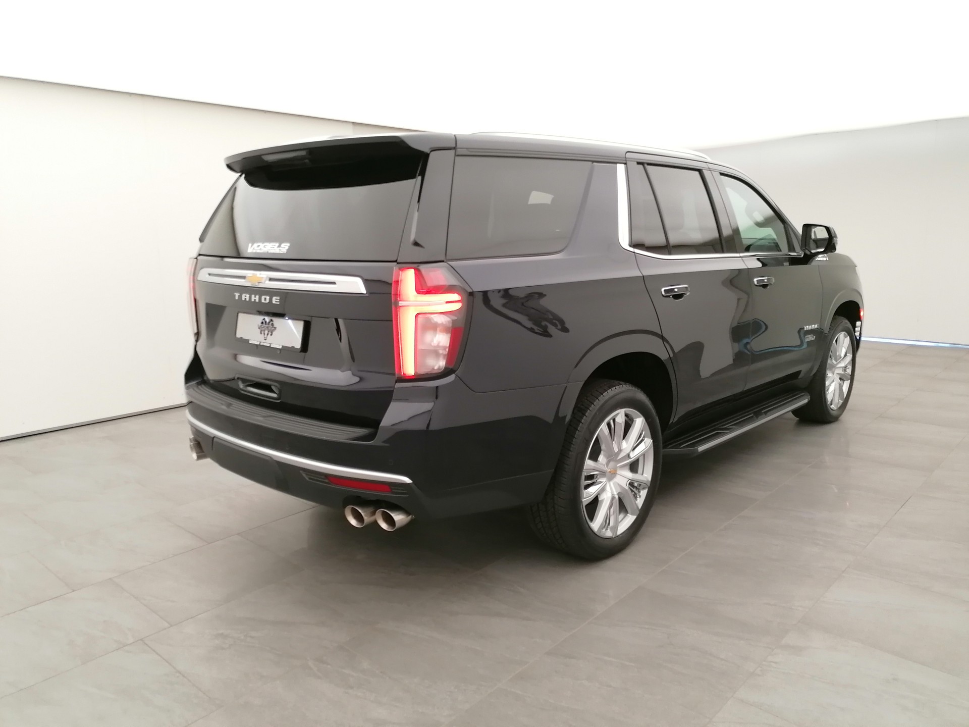 CHEVROLET Tahoe 6.2 AWD High Country-showroom-element-3