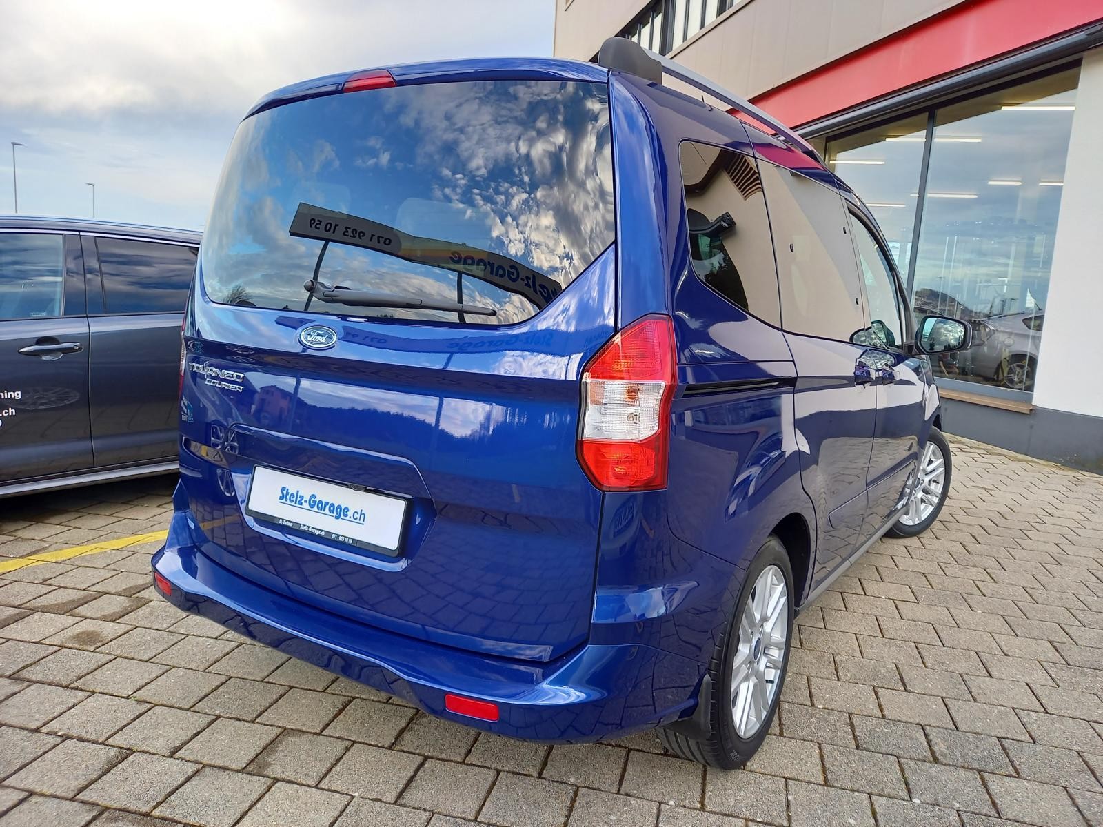 FORD Tourneo Courier 1.0 SCTi Titanium-showroom-element-1