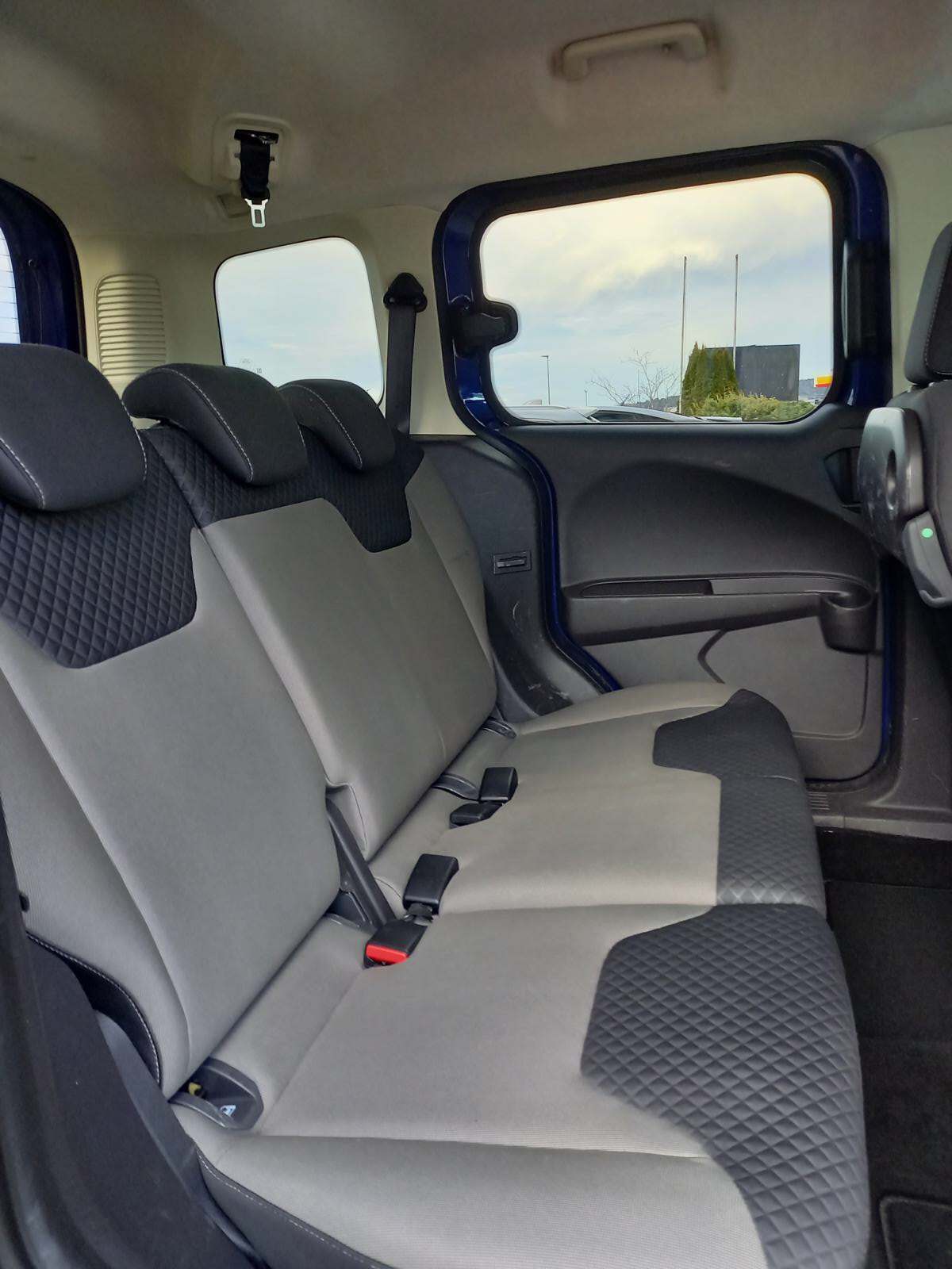 FORD Tourneo Courier 1.0 SCTi Titanium-image-11
