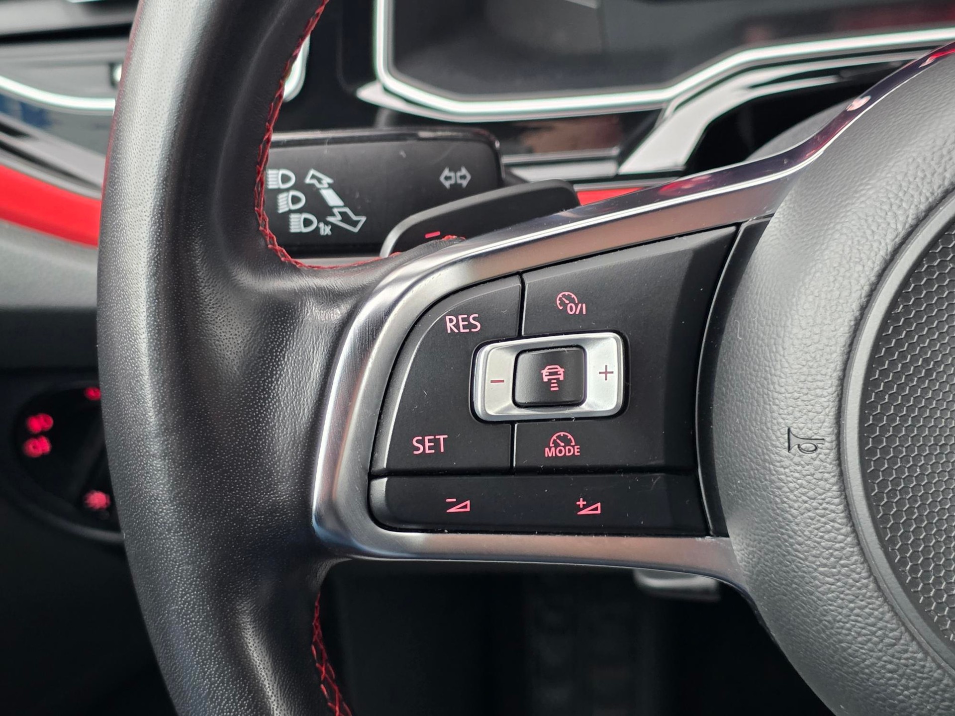 VW Polo 2.0 TSI GTI DSG ** DRIVE ASSIS. - SICHERHEITS PAKET - SPORT FAHRWERK -KEYLESS -APPLE CAR PLAY- LED - ALLES IN SCHWARZ-image-21