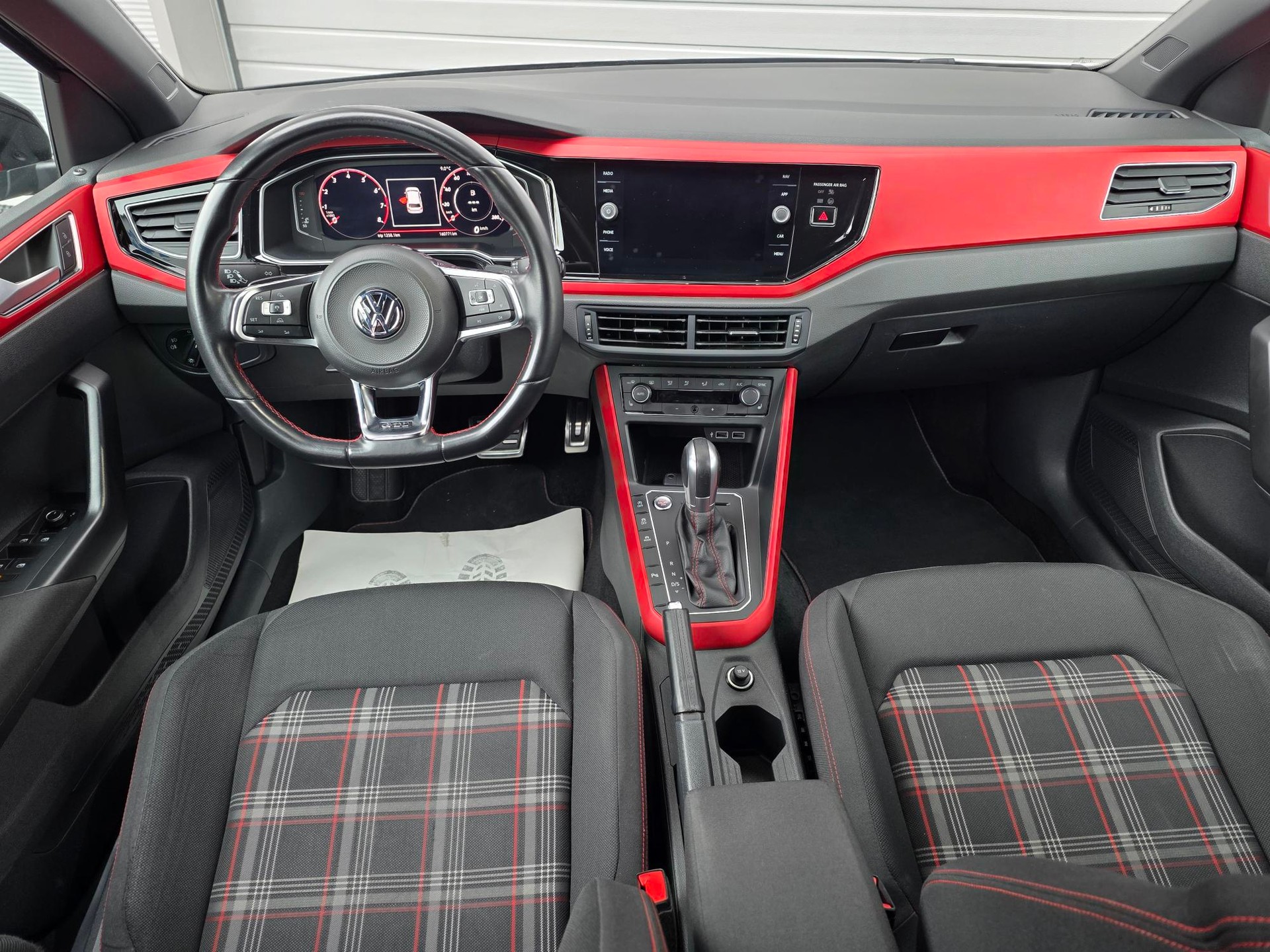VW Polo 2.0 TSI GTI DSG ** DRIVE ASSIS. - SICHERHEITS PAKET - SPORT FAHRWERK -KEYLESS -APPLE CAR PLAY- LED - ALLES IN SCHWARZ-image-5