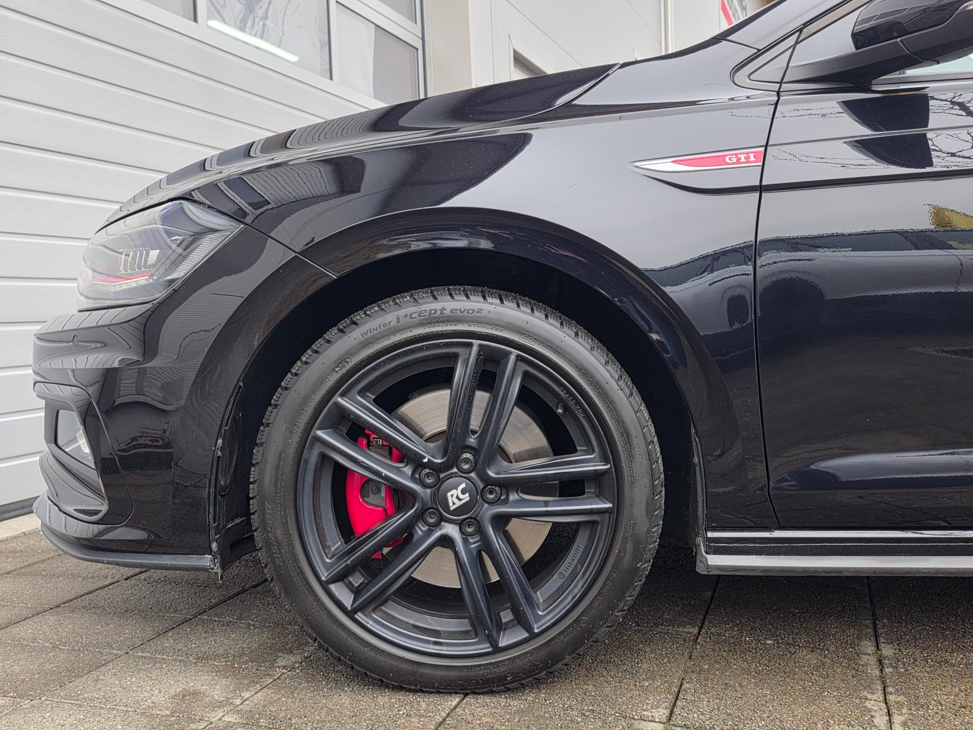 VW Polo 2.0 TSI GTI DSG ** DRIVE ASSIS. - SICHERHEITS PAKET - SPORT FAHRWERK -KEYLESS -APPLE CAR PLAY- LED - ALLES IN SCHWARZ-image-4