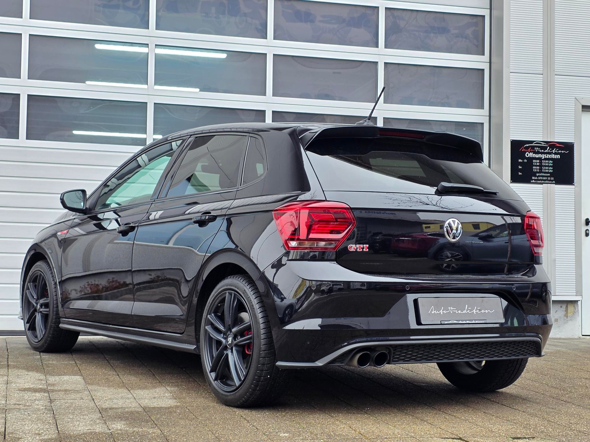 VW Polo 2.0 TSI GTI DSG ** DRIVE ASSIS. - SICHERHEITS PAKET - SPORT FAHRWERK -KEYLESS -APPLE CAR PLAY- LED - ALLES IN SCHWARZ-showroom-element-2