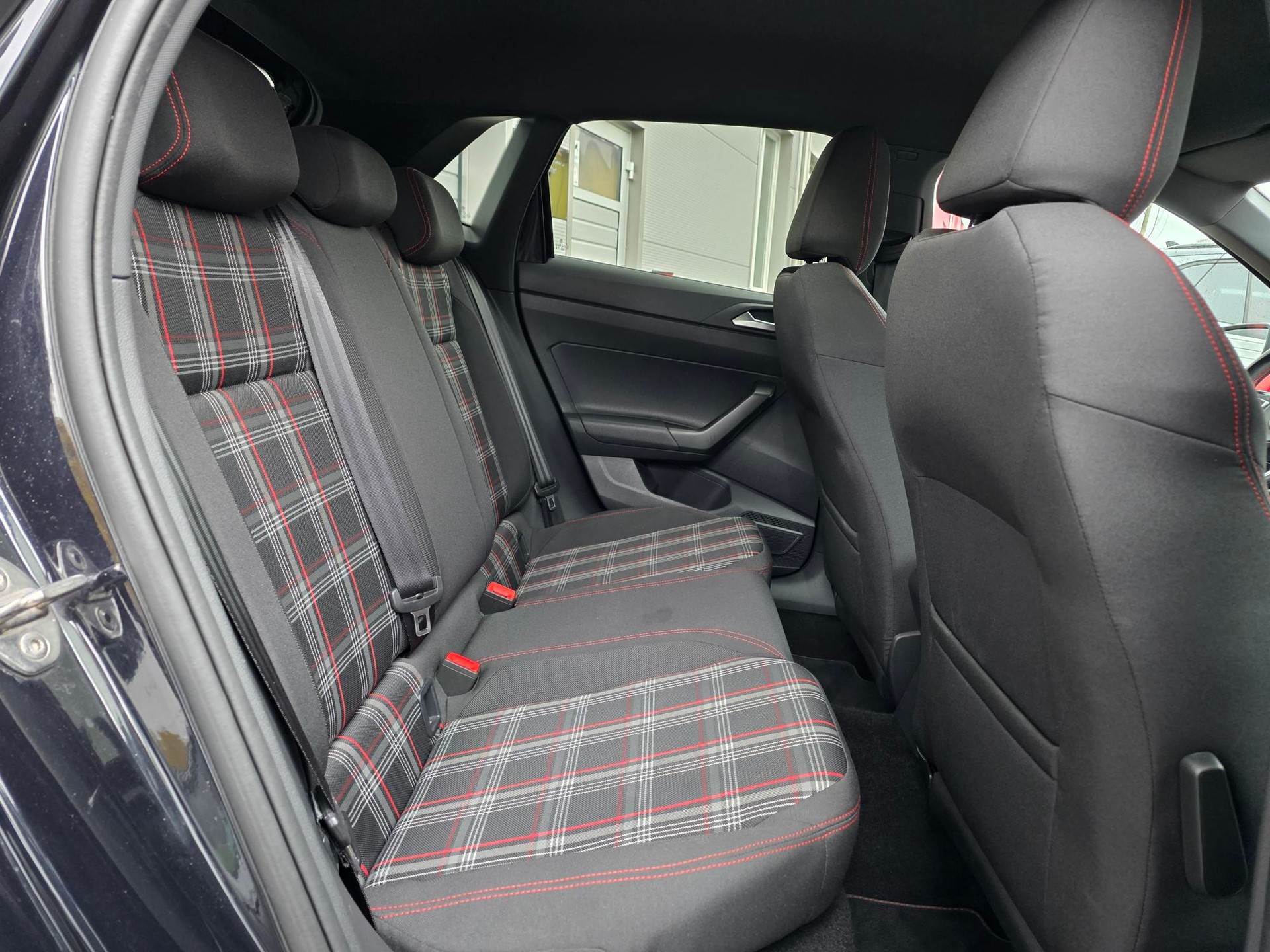 VW Polo 2.0 TSI GTI DSG ** DRIVE ASSIS. - SICHERHEITS PAKET - SPORT FAHRWERK -KEYLESS -APPLE CAR PLAY- LED - ALLES IN SCHWARZ-image-8