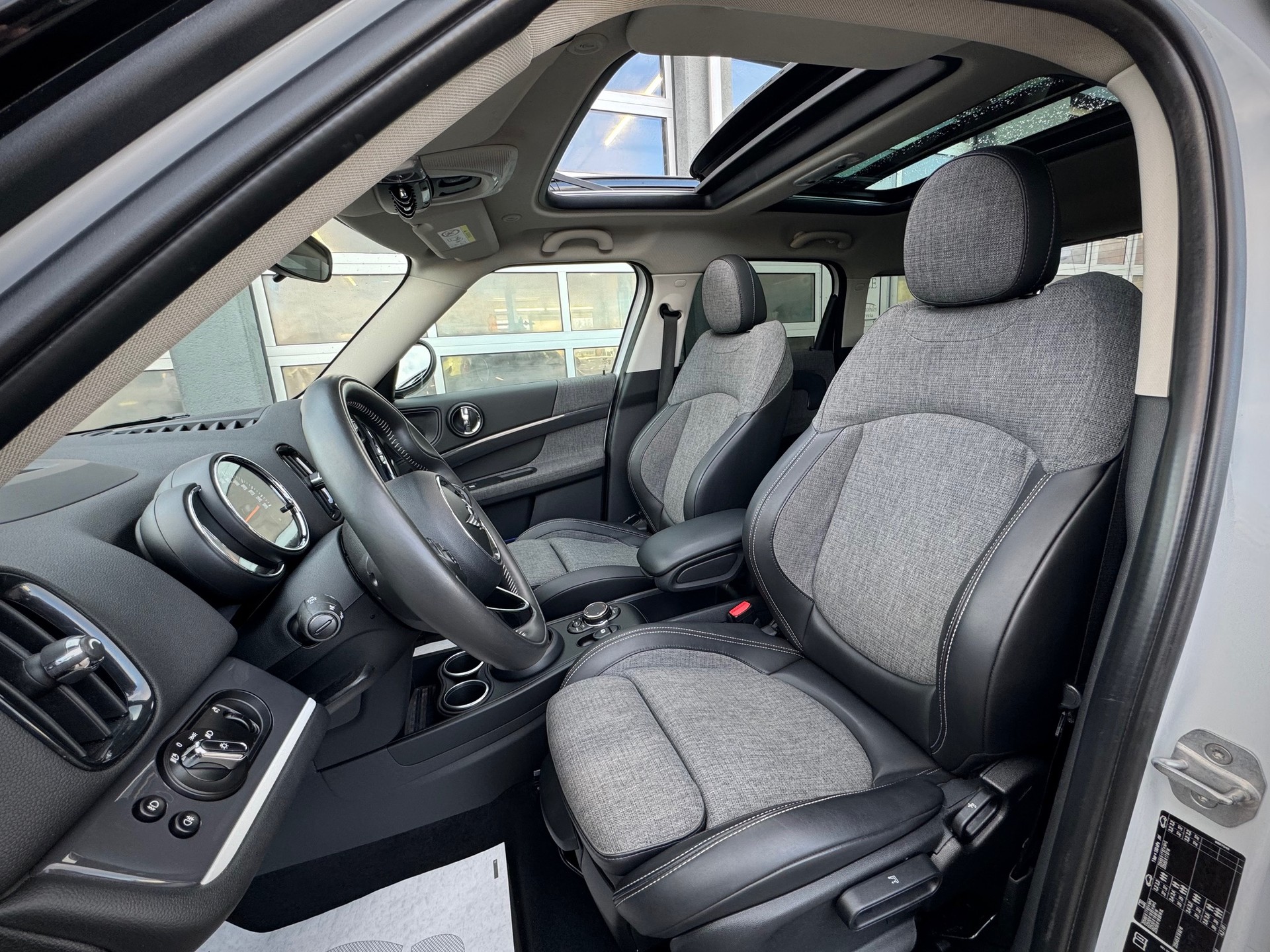 MINI Countryman Cooper S ALL4 Steptronic - Véhicule Suisse (CH)-image-7