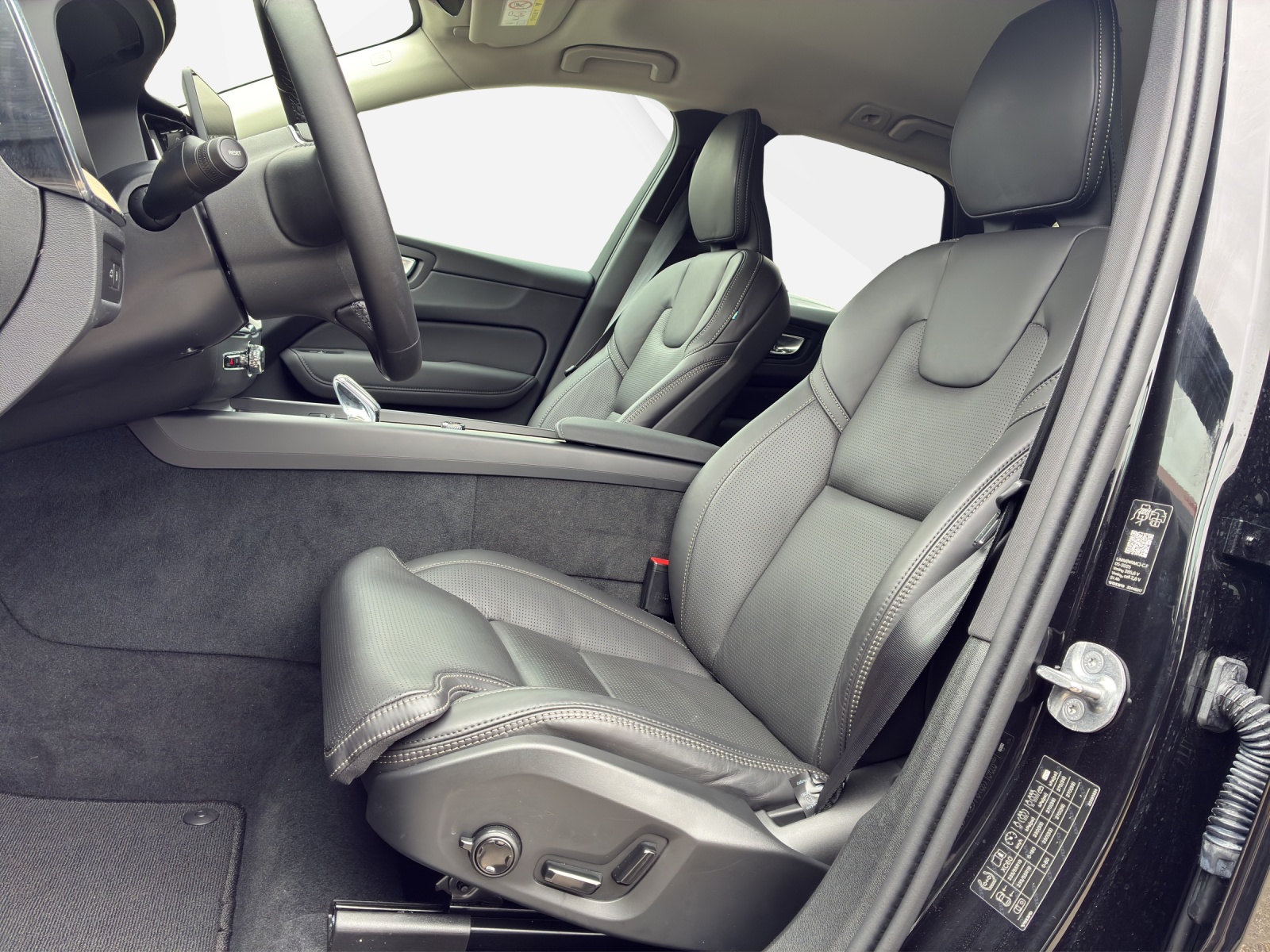 VOLVO XC60 2.0 T6 TE Plus Dark eAWD-image-9