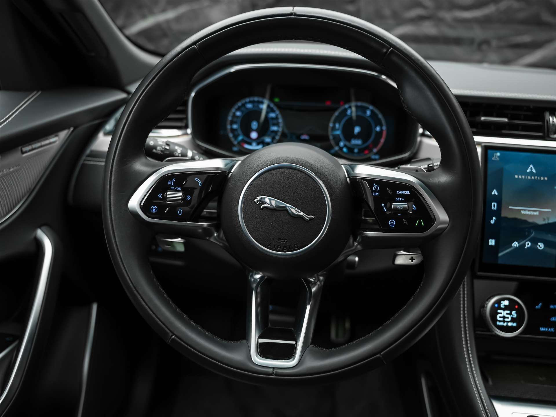 JAGUAR F-Pace 3.0 D I6 R-Dynamic SE AWD *Facelift*Panorama*Head-Up*-image-22