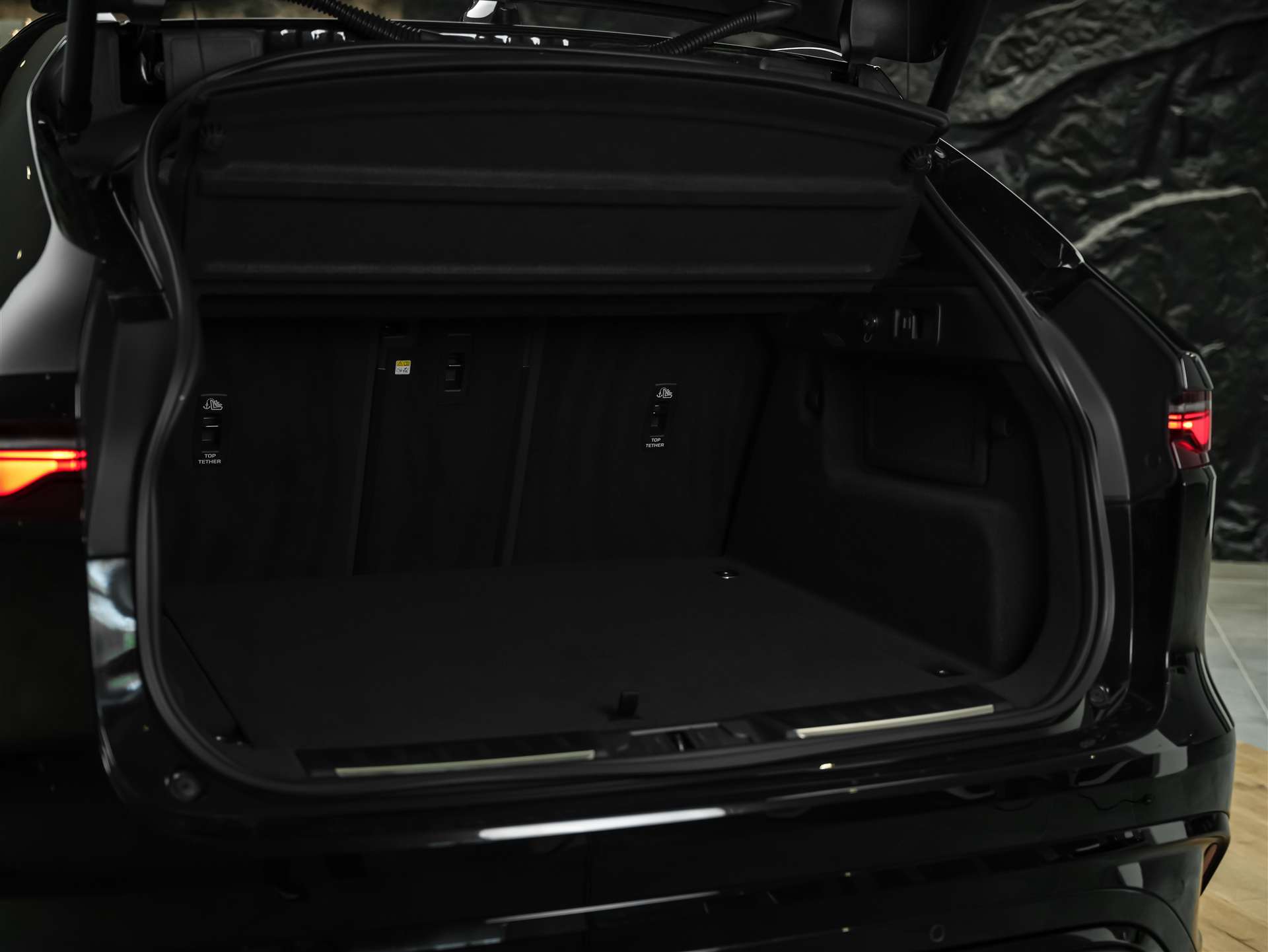 JAGUAR F-Pace 3.0 D I6 R-Dynamic SE AWD *Facelift*Panorama*Head-Up*-image-36