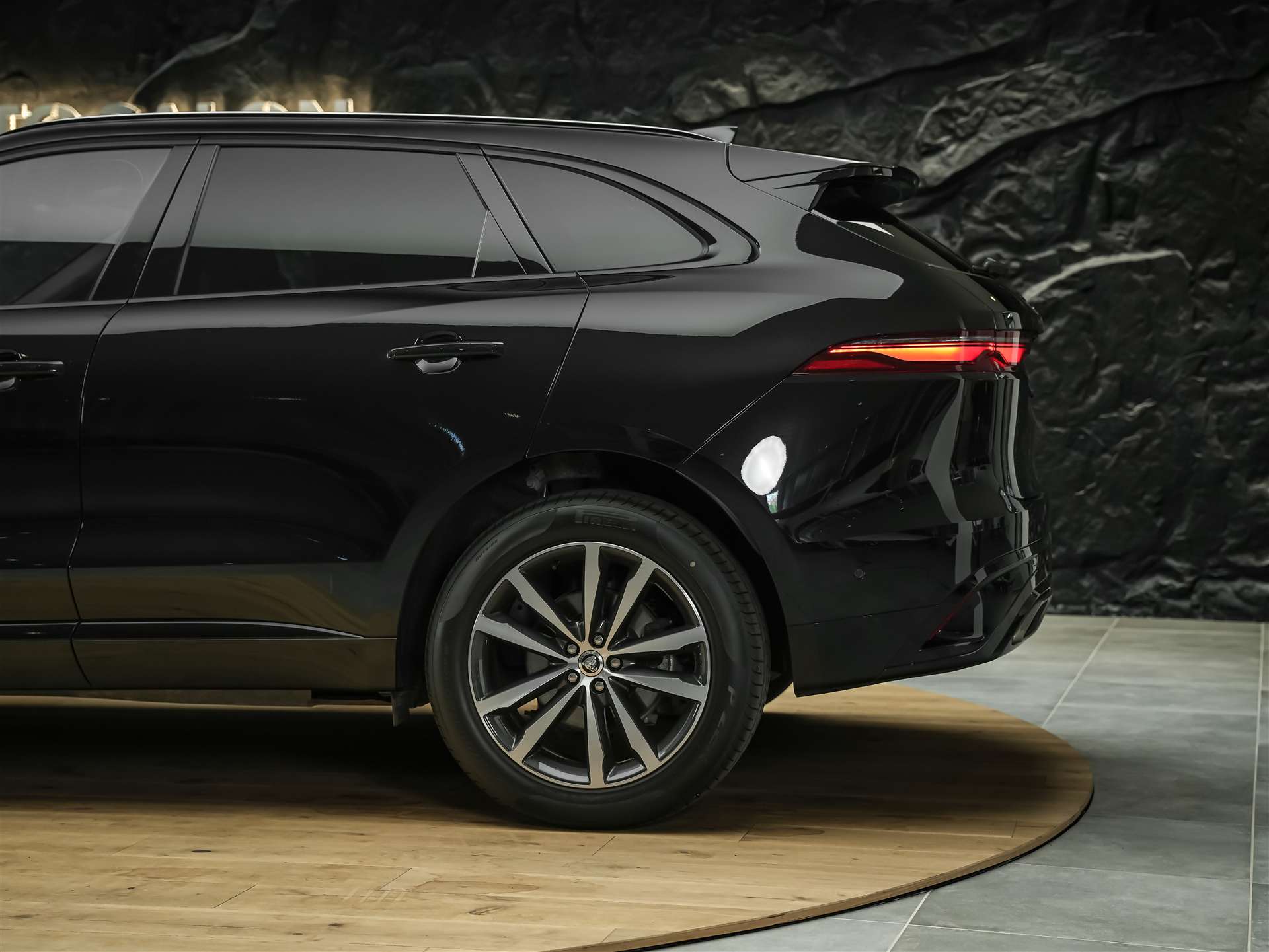 JAGUAR F-Pace 3.0 D I6 R-Dynamic SE AWD *Facelift*Panorama*Head-Up*-image-18