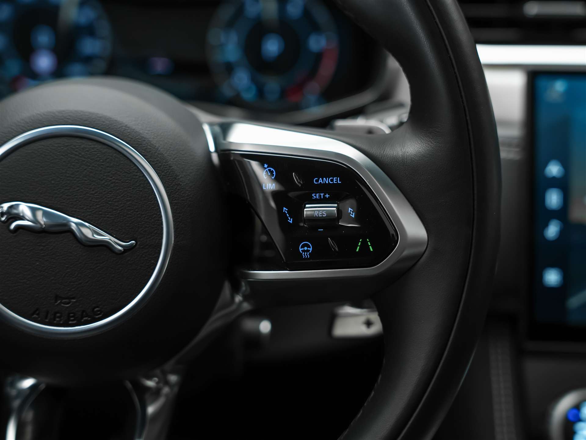 JAGUAR F-Pace 3.0 D I6 R-Dynamic SE AWD *Facelift*Panorama*Head-Up*-image-28