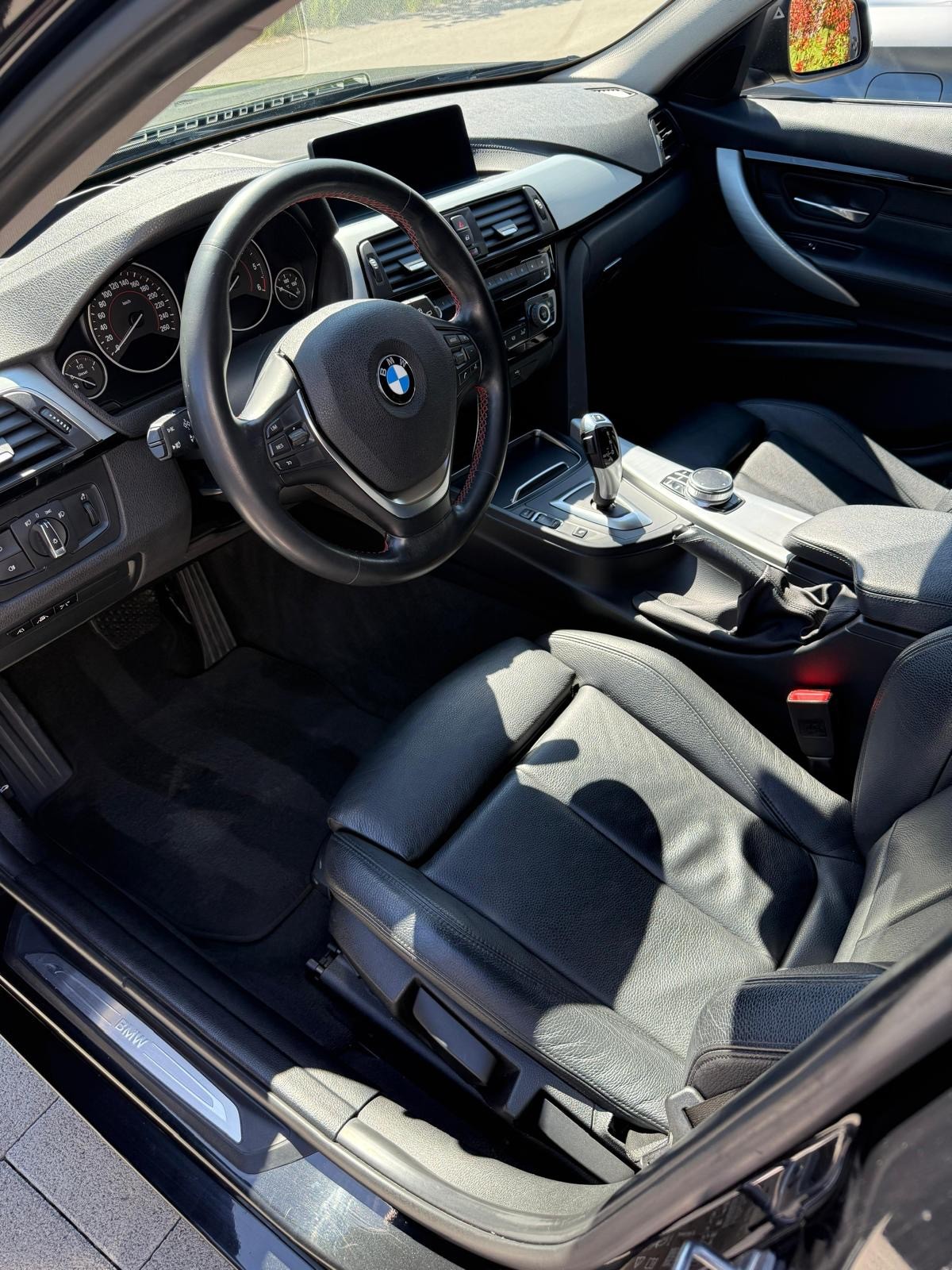 BMW 320d xDrive Touring Edition Sport Line Steptronic-image-10