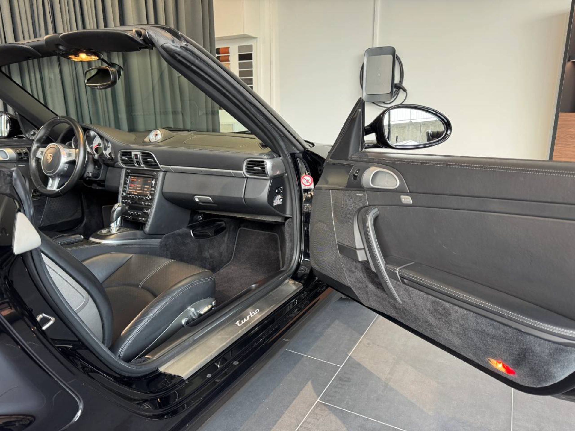 PORSCHE 911 Turbo Cabriolet-image-27