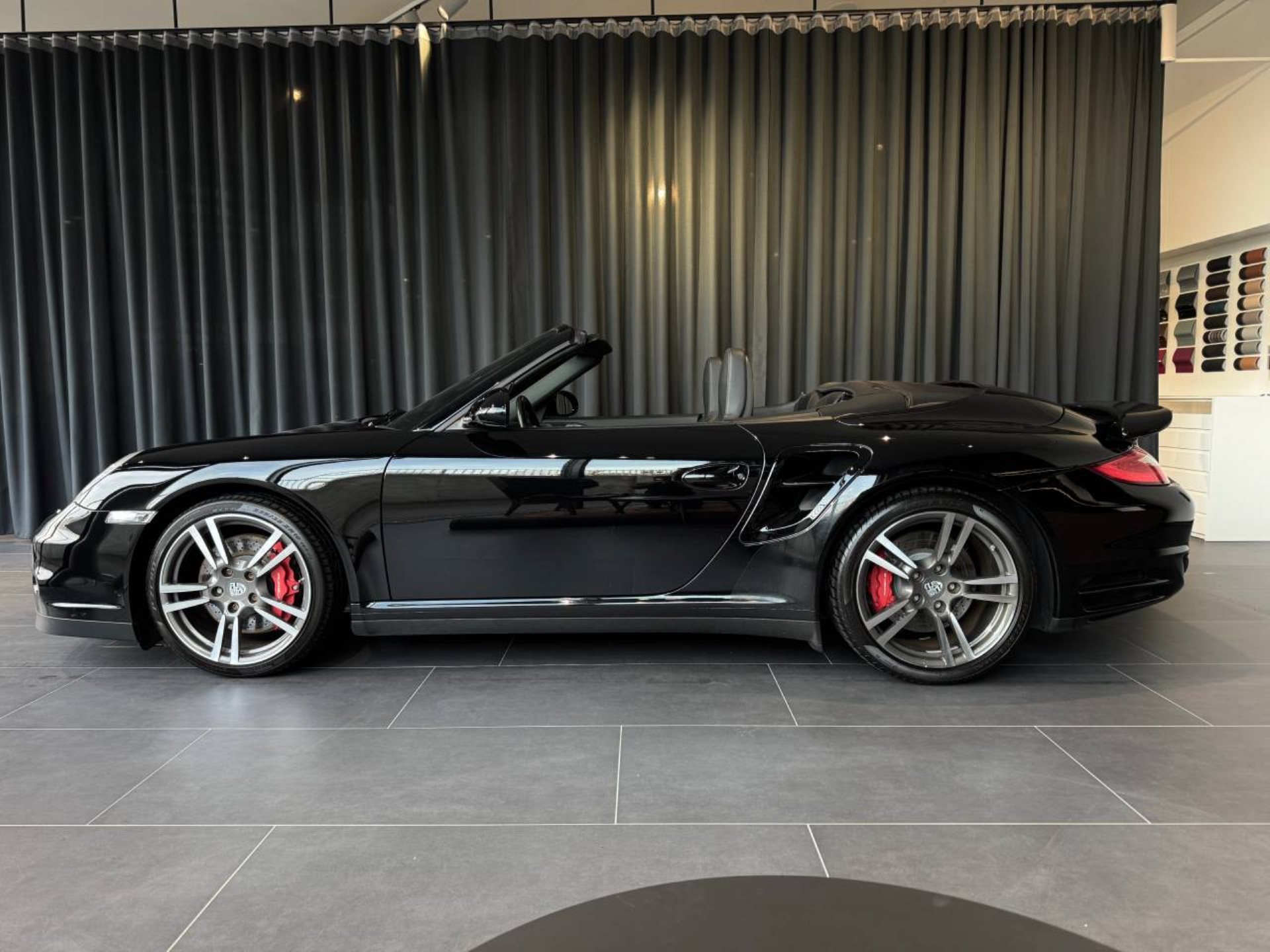 PORSCHE 911 Turbo Cabriolet-showroom-element-1