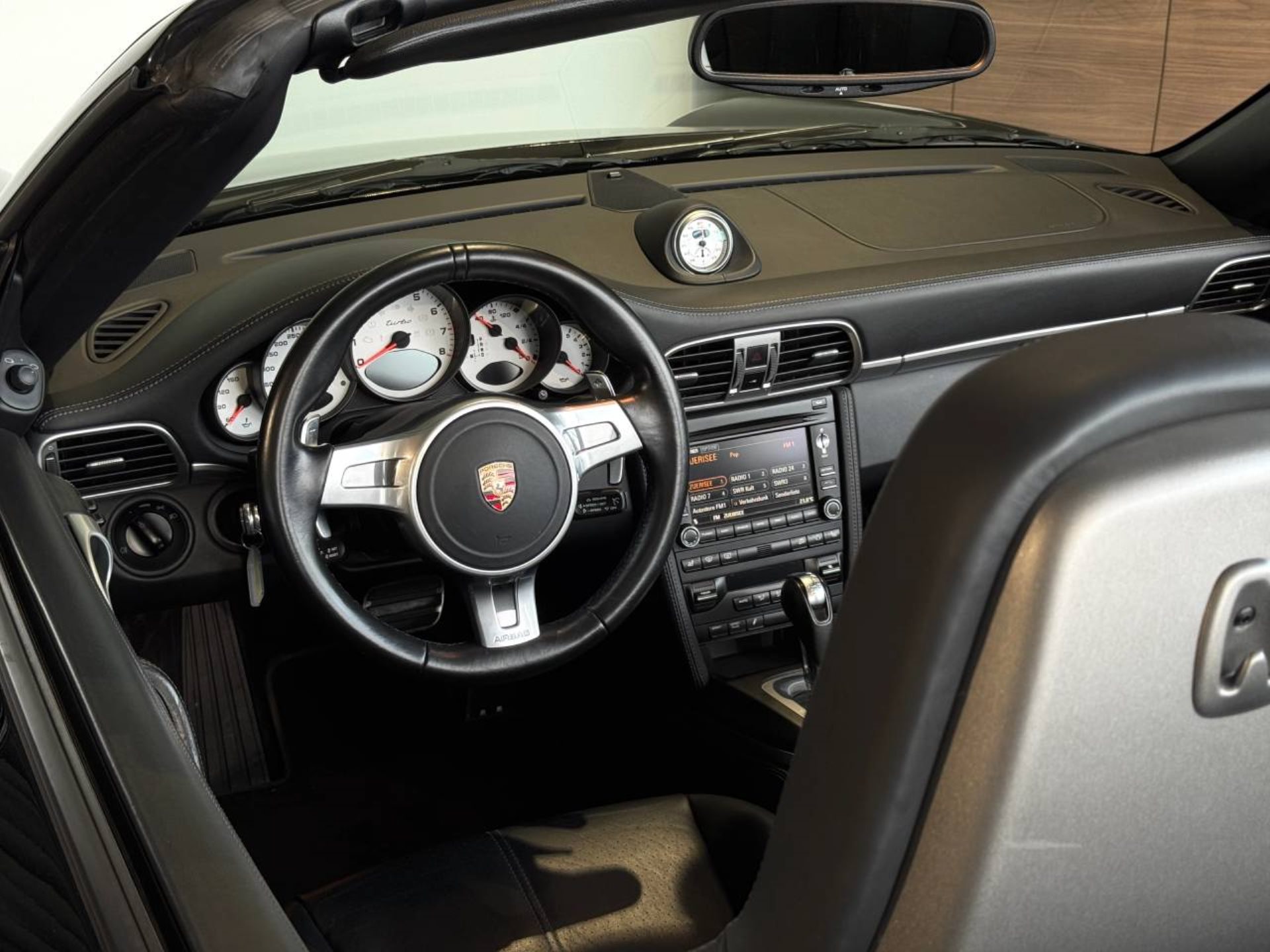 PORSCHE 911 Turbo Cabriolet-image-37