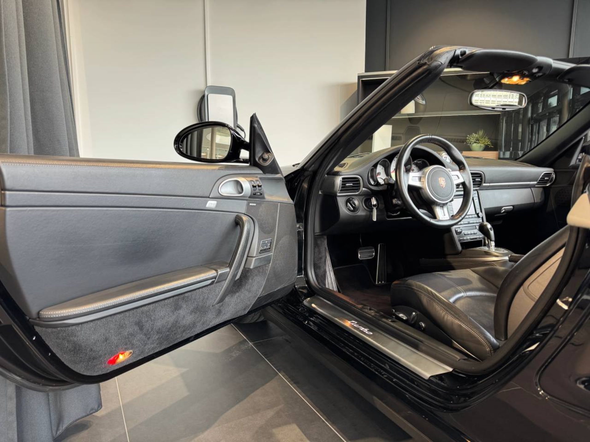PORSCHE 911 Turbo Cabriolet-showroom-element-3