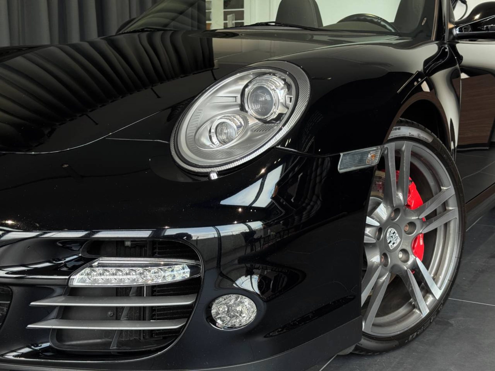 PORSCHE 911 Turbo Cabriolet-image-33