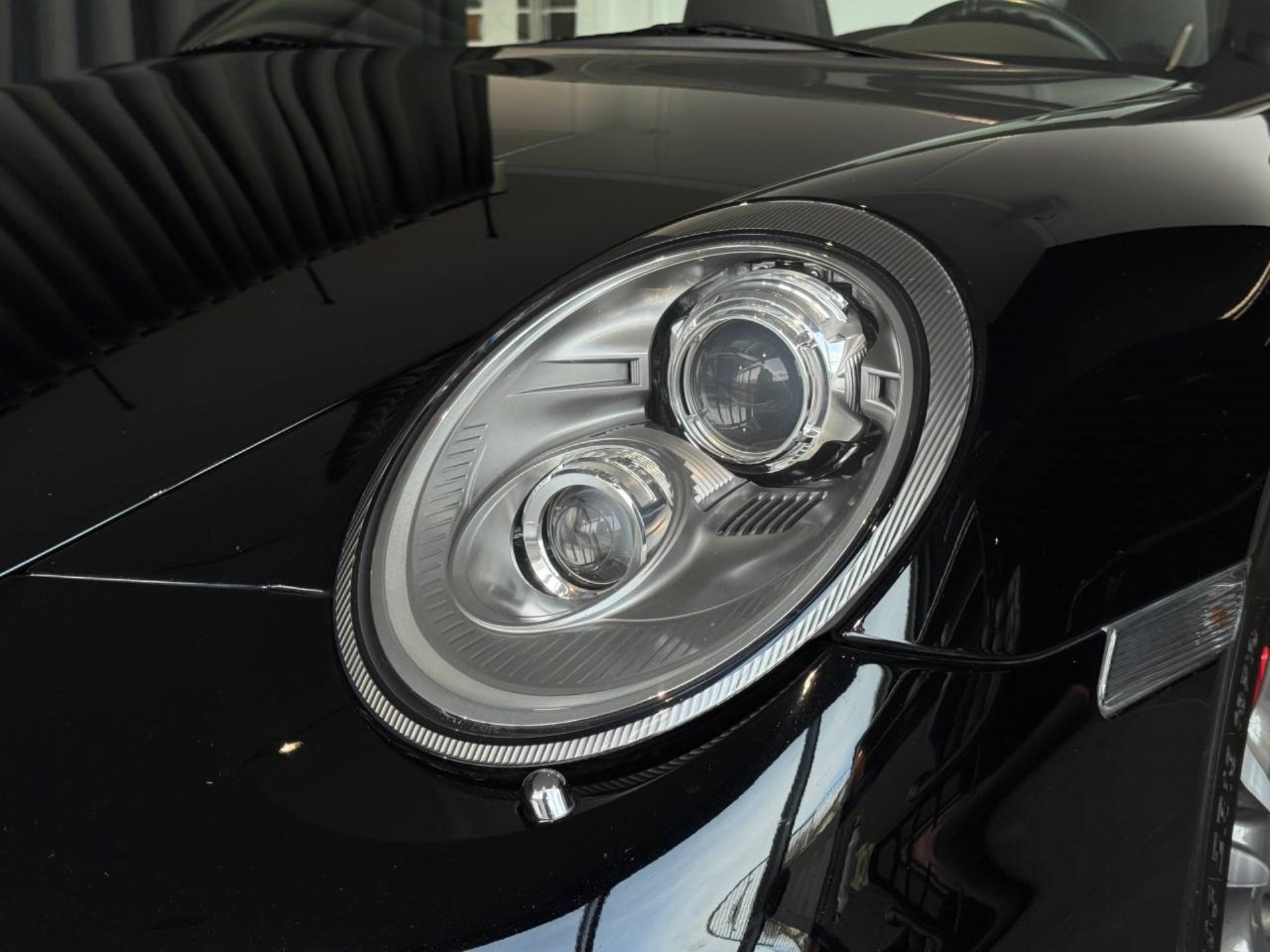 PORSCHE 911 Turbo Cabriolet-image-34