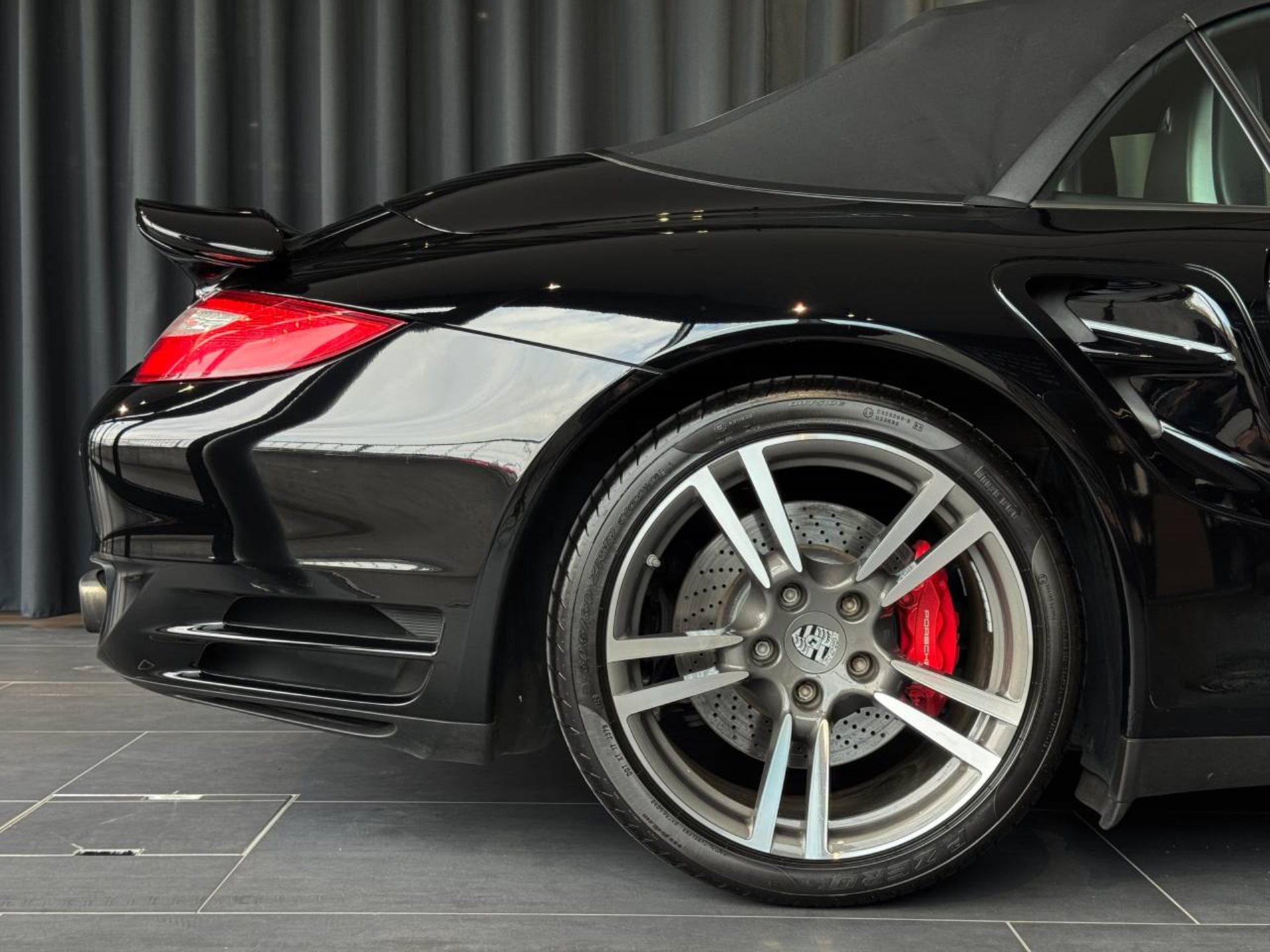 PORSCHE 911 Turbo Cabriolet-image-9
