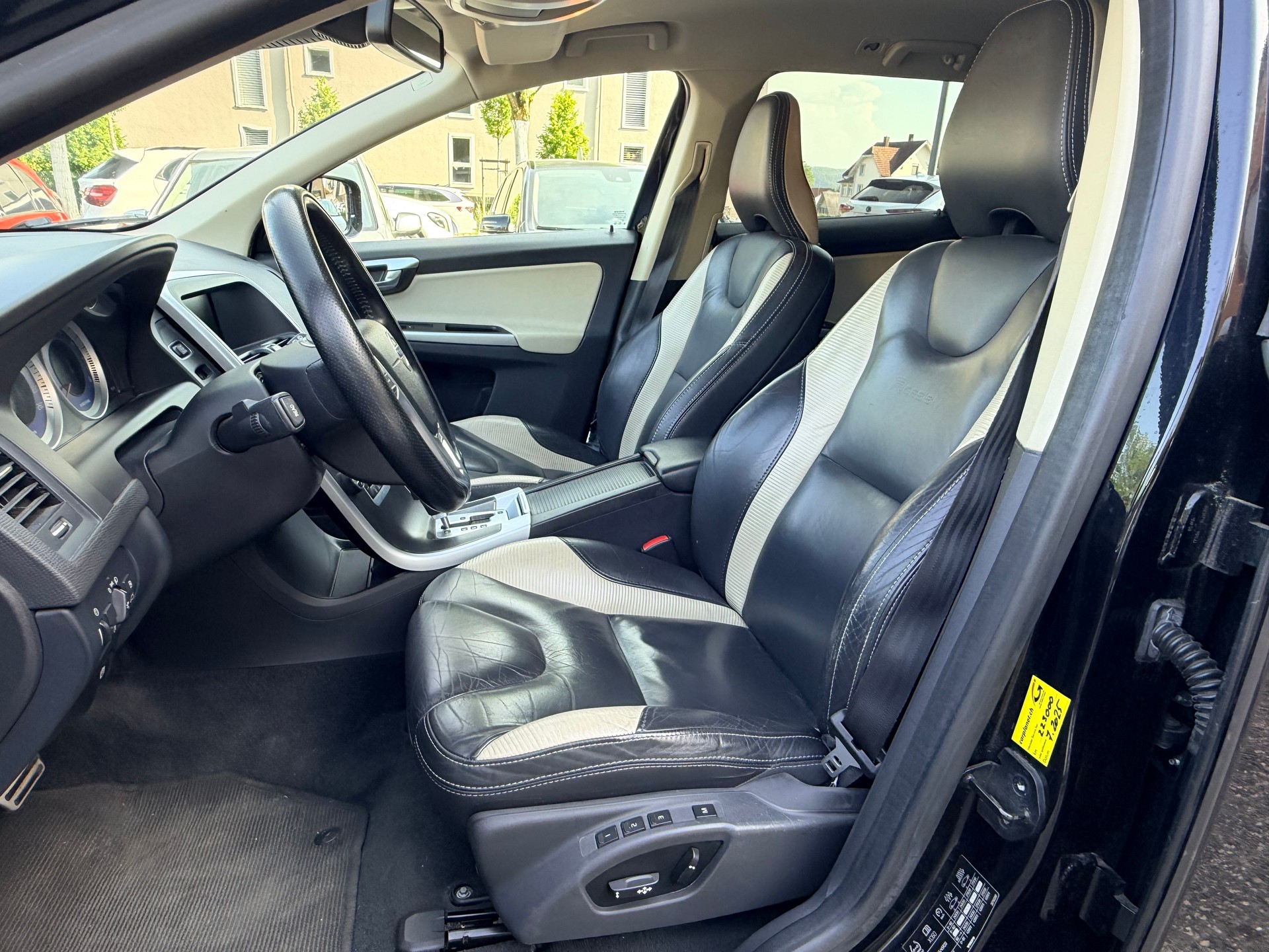 VOLVO XC60 T6 AWD R-Design Geartronic-image-18