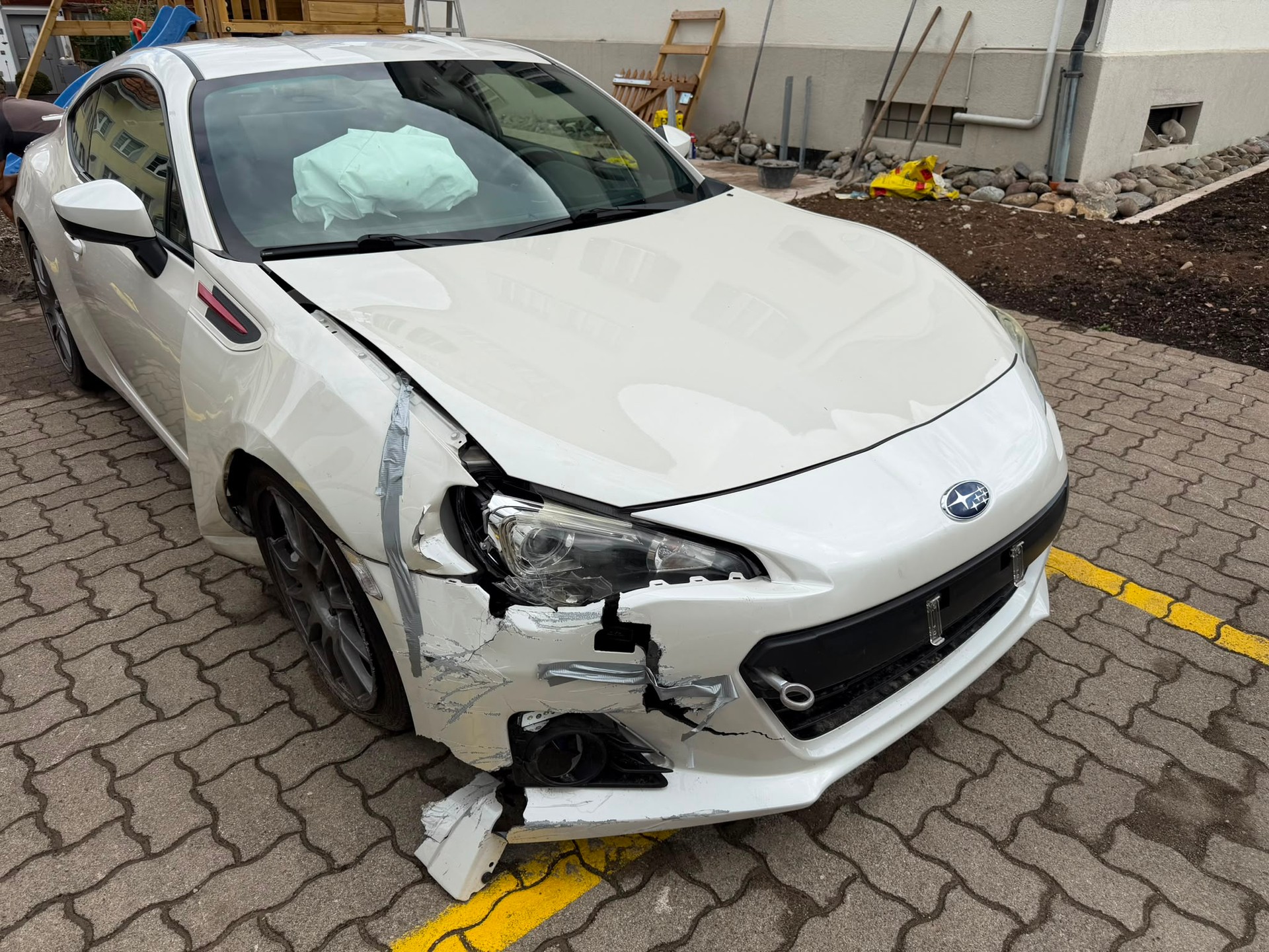 SUBARU BRZ 2.0R-showroom-element-1
