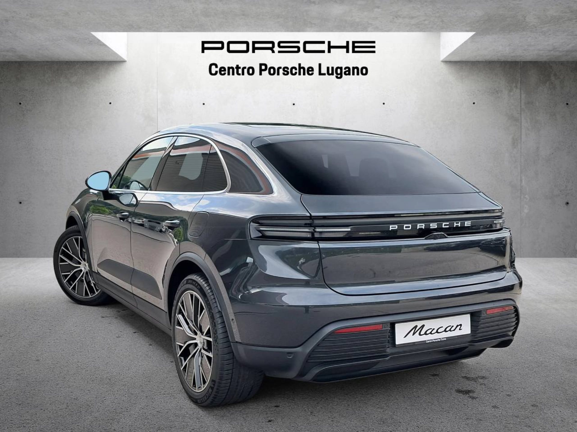 PORSCHE Macan 4S-showroom-element-2