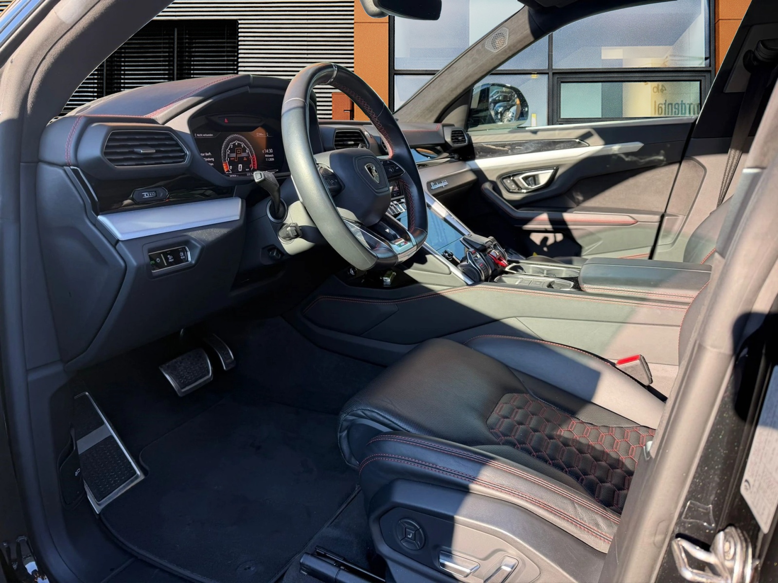 LAMBORGHINI Urus E-Gear-showroom-element-3