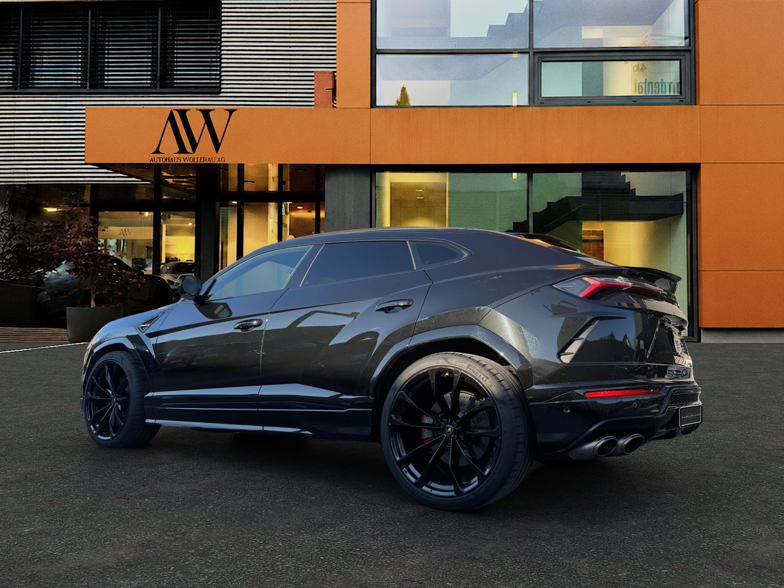 LAMBORGHINI Urus E-Gear-showroom-element-1