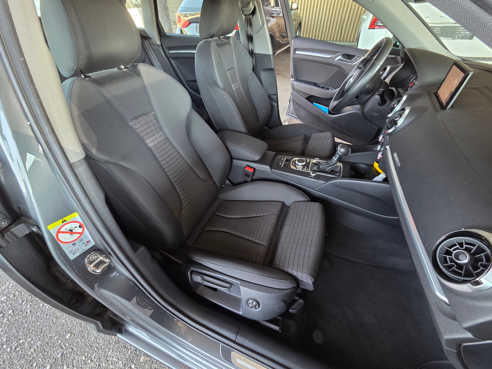 AUDI A3 Sportback 2.0 TFSI Design quattro S-tronic-image-10