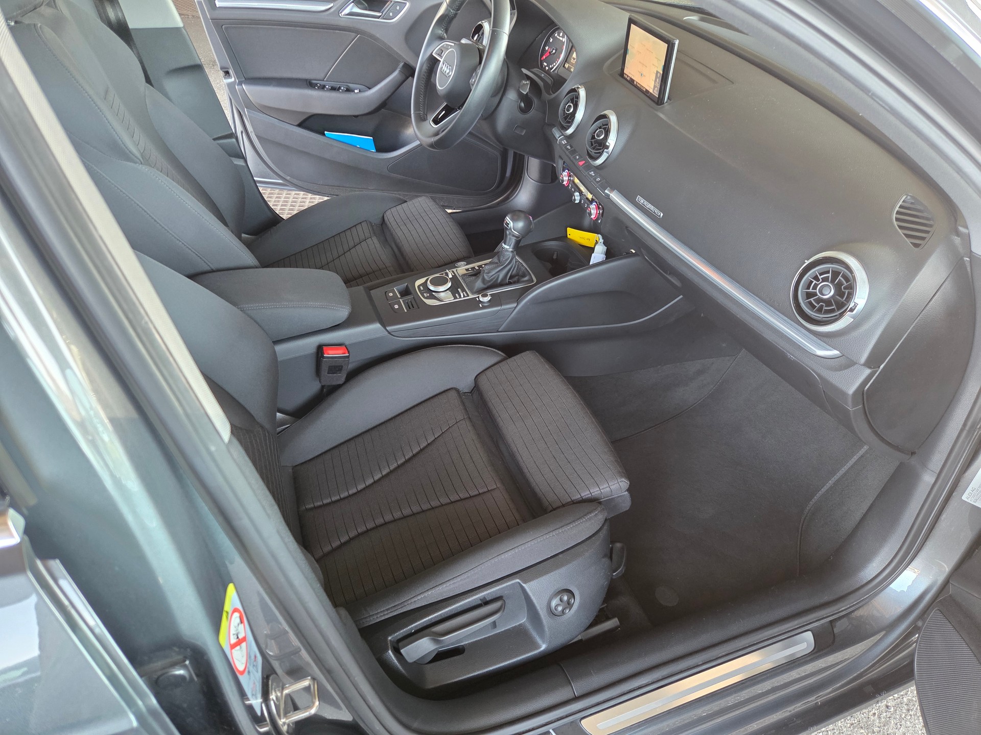 AUDI A3 Sportback 2.0 TFSI Design quattro S-tronic-image-9