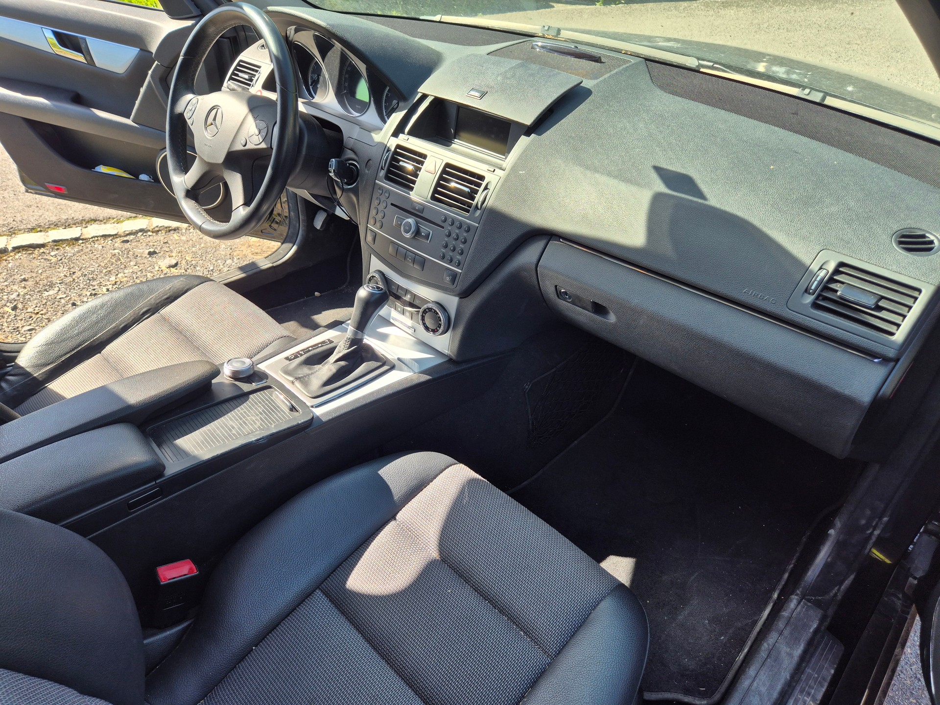 MERCEDES-BENZ C 200 CGI BlueEfficiency Automatic-image-4