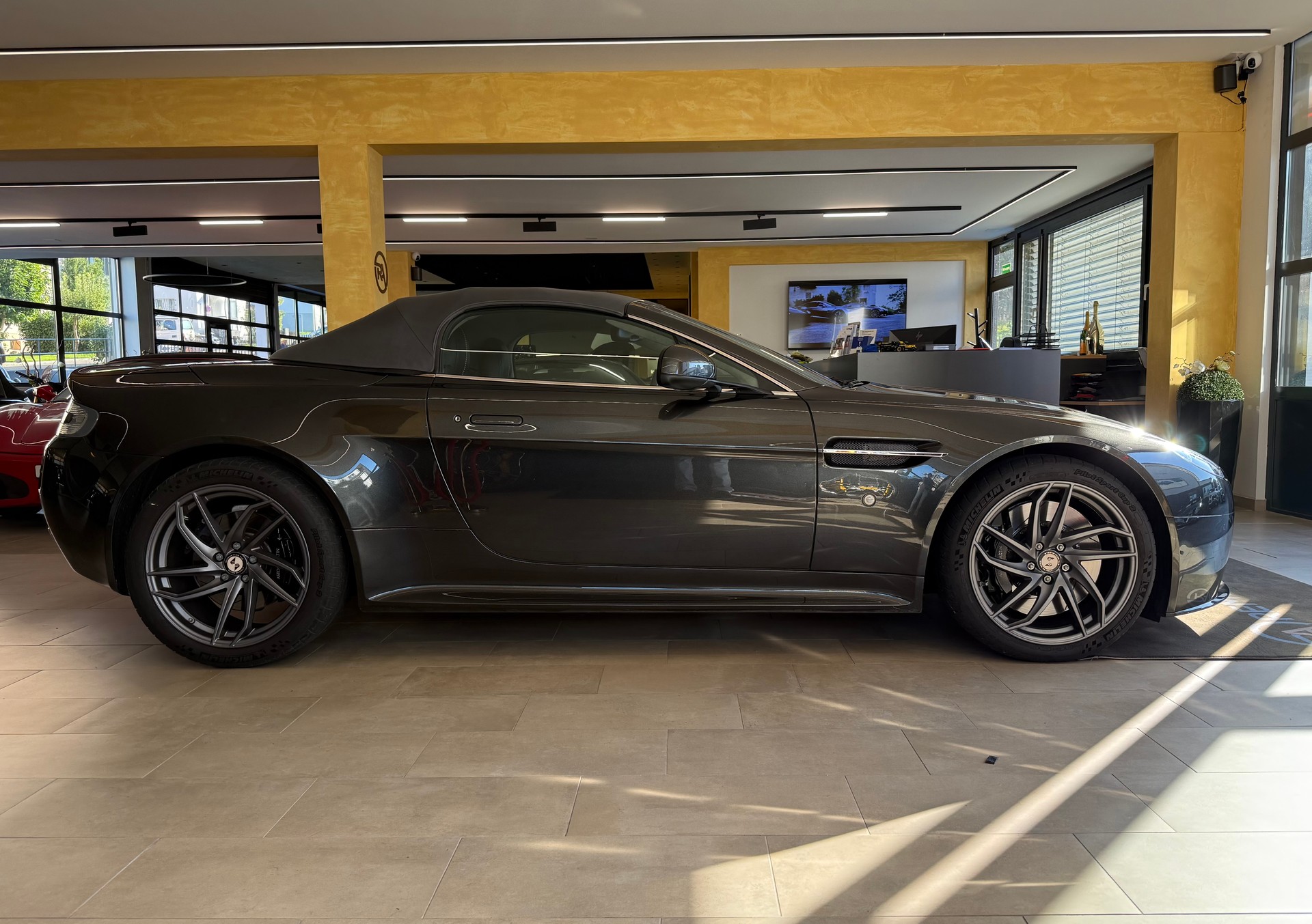 ASTON MARTIN VantageS R-showroom-element-1