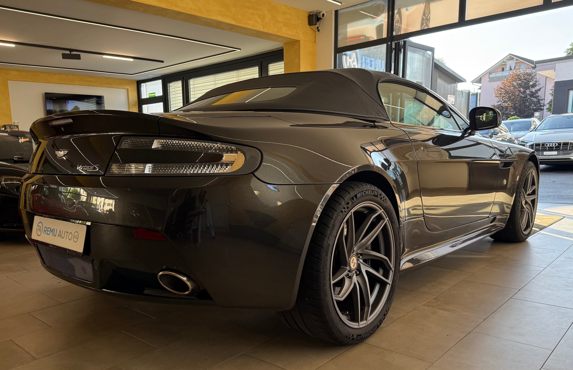 ASTON MARTIN VantageS R-showroom-element-2