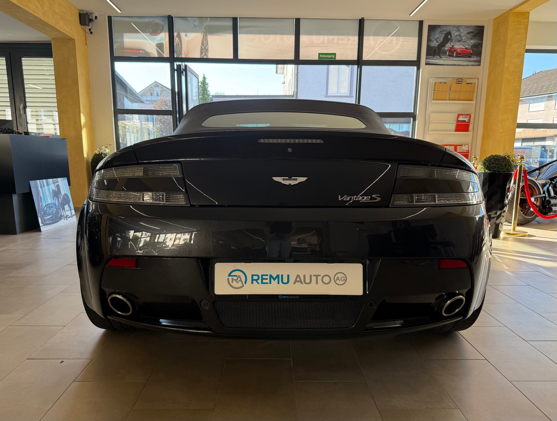 ASTON MARTIN VantageS R-showroom-element-3